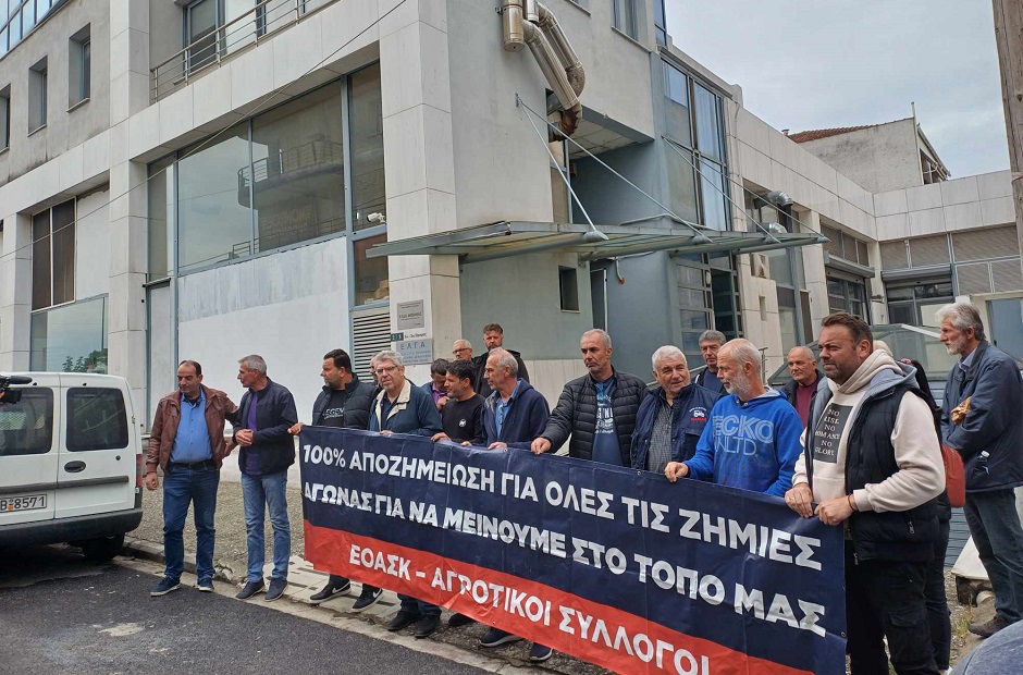 Ζητούν αποζημιώσειος για ενασπορές στο βαμβάκι- παράσταση διαμαρτυρίας αγροτών στον ΕΛΓΑ Λάρισας (ΦΩΤΟ)