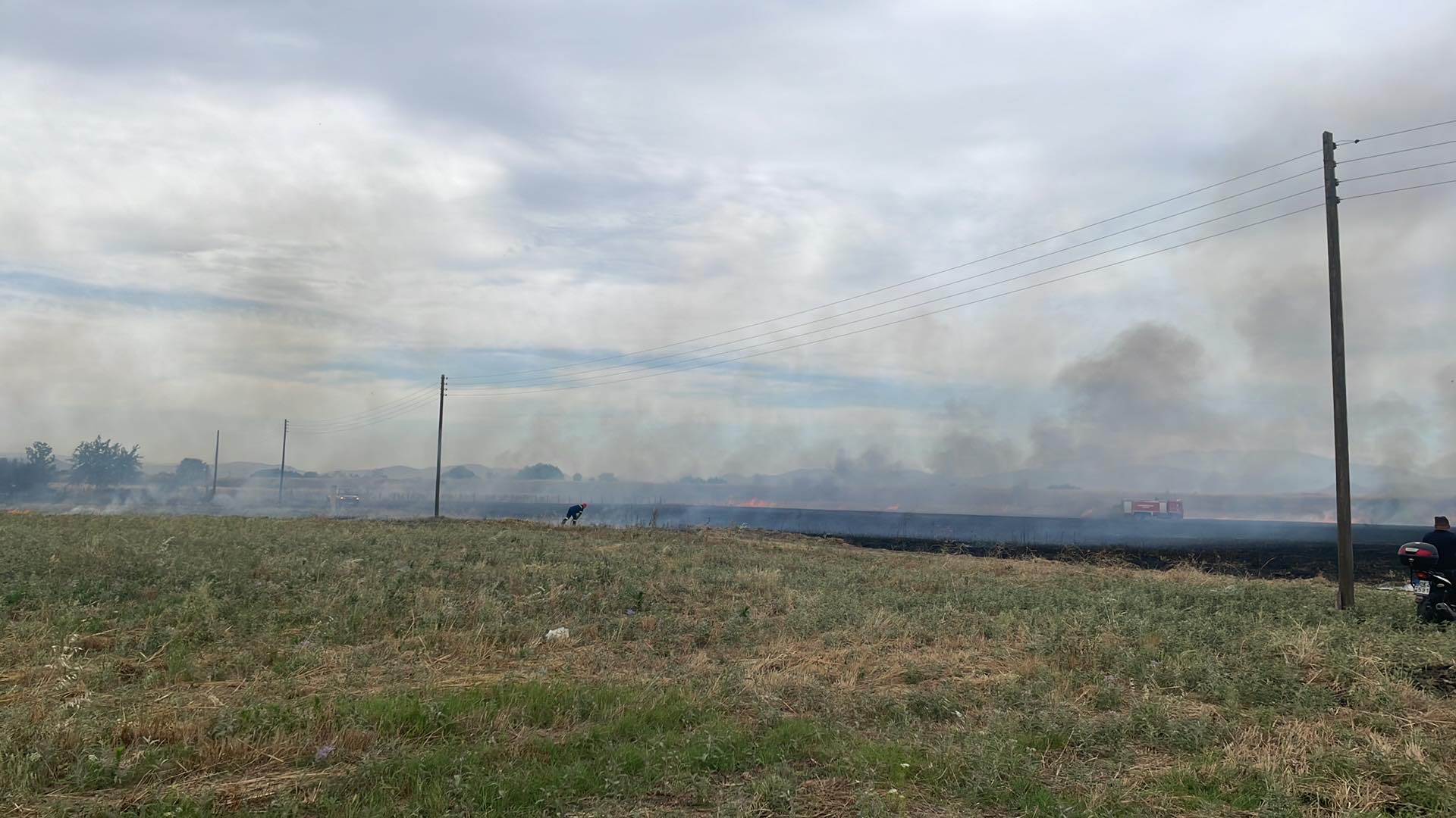 Συναγερμός για φωτιά κοντά στο Μελισσοχώρι-κάηκε οικία και κινδυνύουν αποθήκες και βιοτεχνίες (ΦΩΤΟ+video)