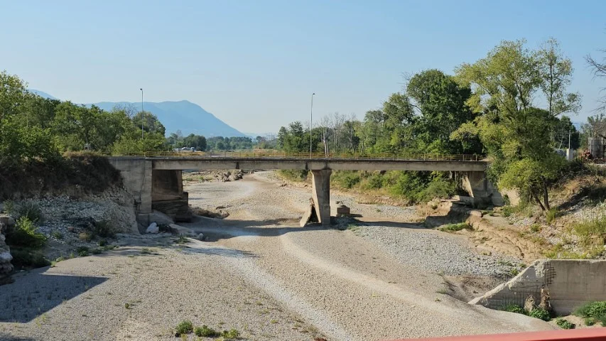 «Στέγνωσε» ο Πηνειός στα Τρίκαλα -Έχει να βρέξει εδώ και μήνες [εικόνες - βίντεο]