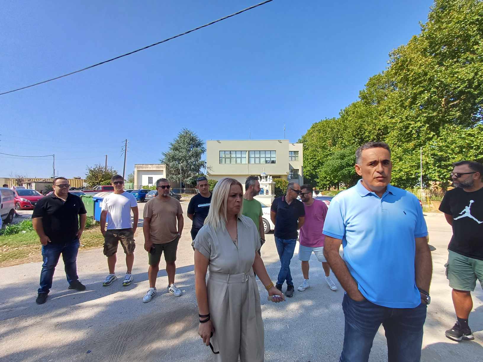 Συγκέντρωση διαμαρτυρίας εκπαιδευτών υποψηφίων οδηγών Λάρισας έξω από το Μηχανολογικό (ΦΩΤΟ)