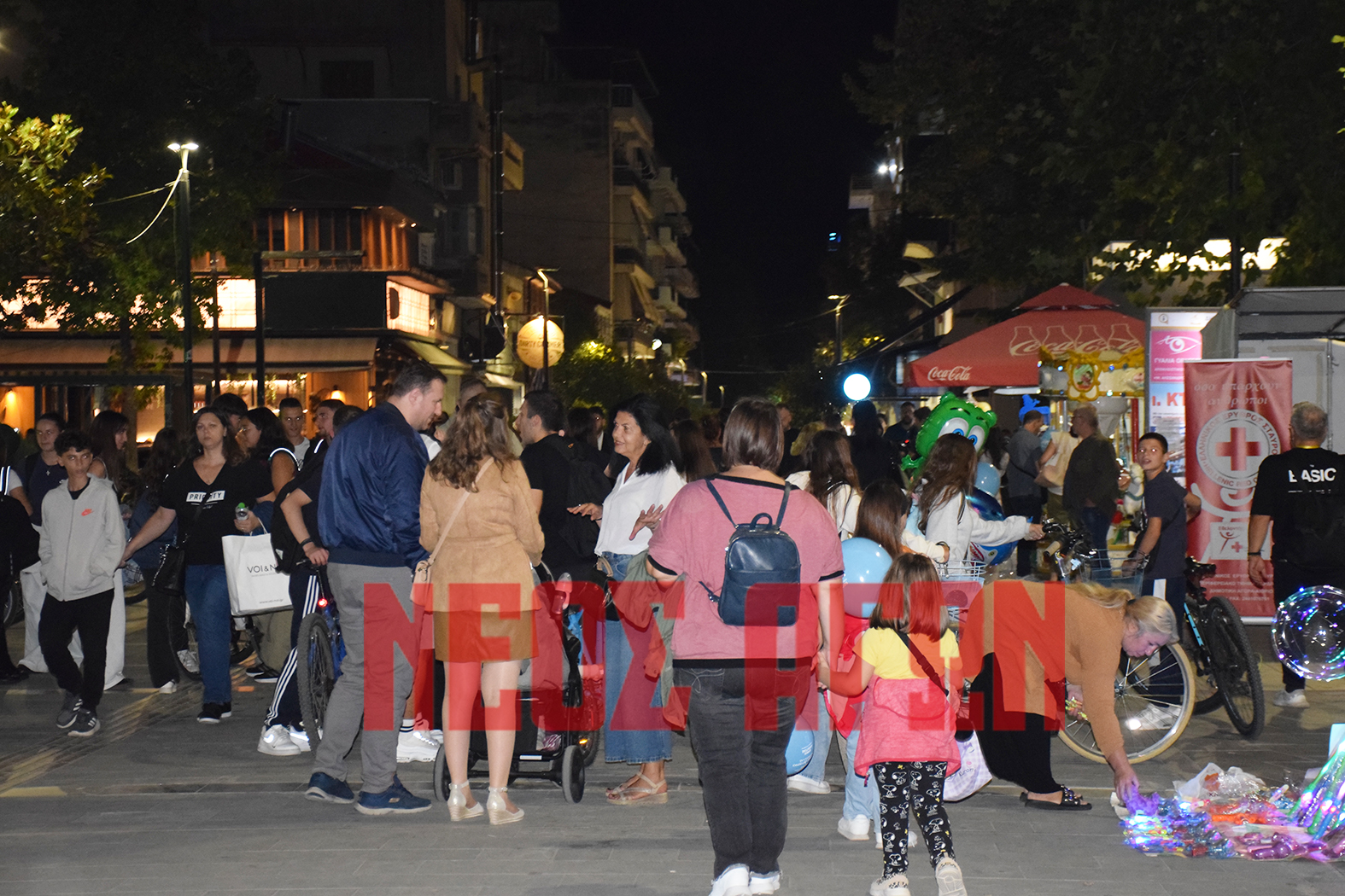 H «λευκή νύχτα» έβγαλε τον κόσμο στην αγορά της Καρδίτσας (φωτο - βίντεο)