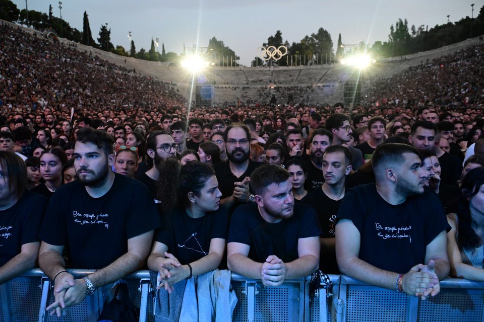 Κατάμεστο το Καλλιμάρμαρο για τη συναυλία για τα Τέμπη [εικόνες]