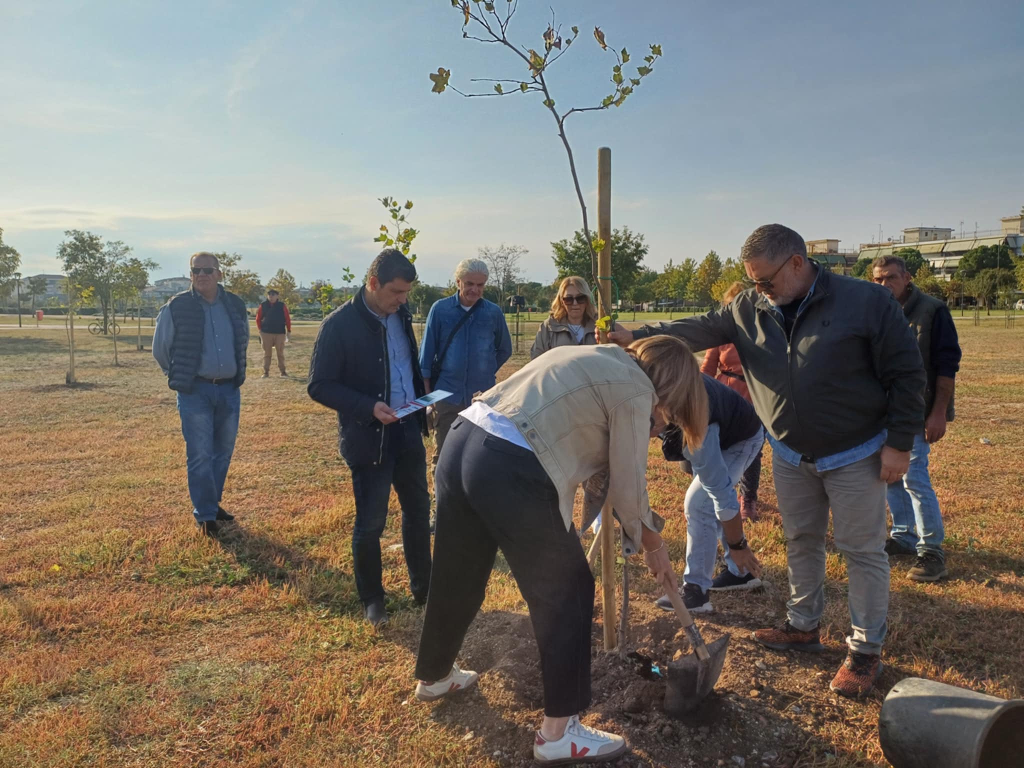 Δενδροφύτευση 30 δέντρων στο πάρκο Χατζηχαλάρ από τους Εθελοντές Αιμοδότες Λάρισας (ΦΩΤΟ)