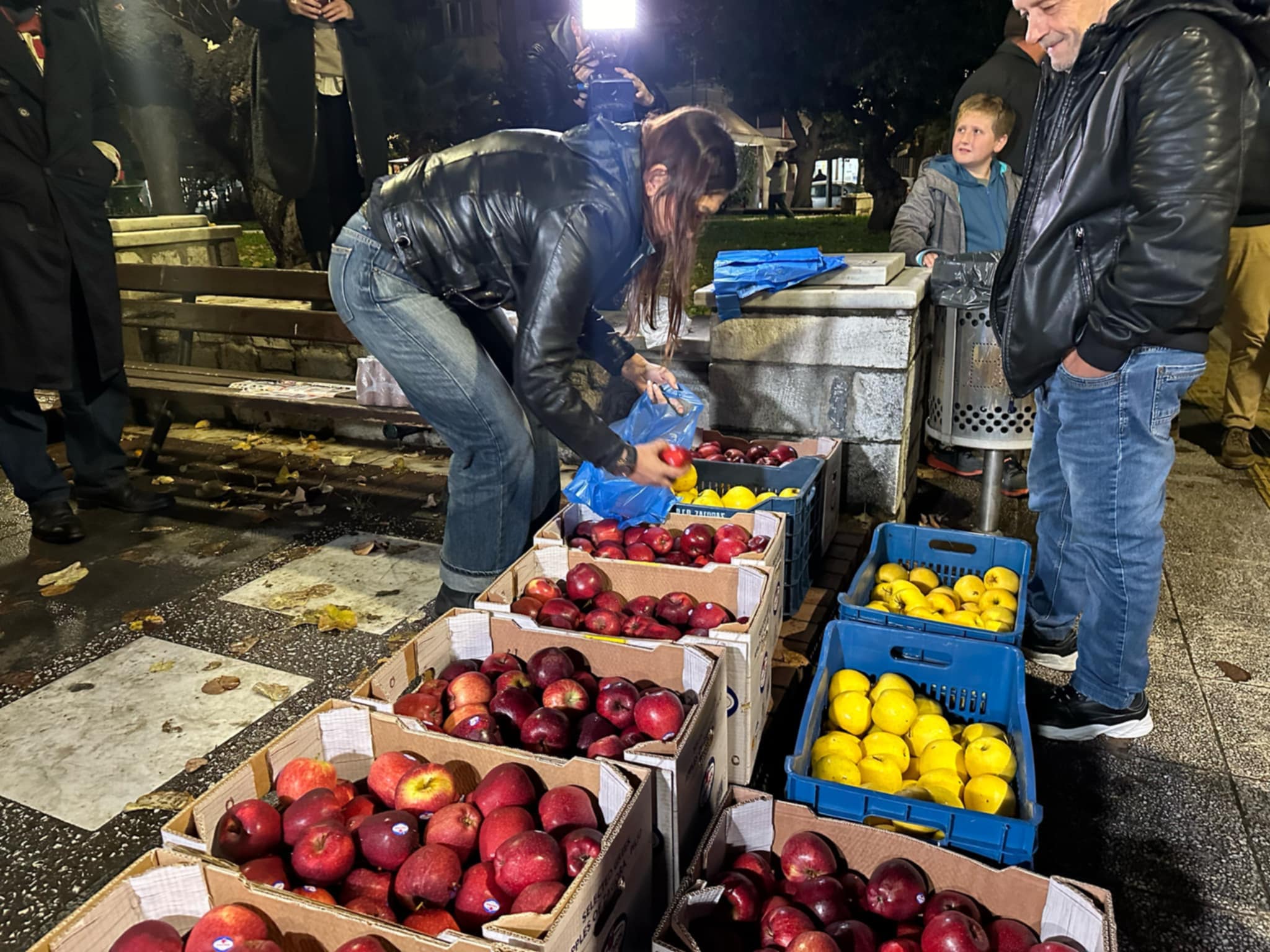 Μηχανοκίνητη πορεία διμαρτυρίας αγροτών στο Βόλο και προσφορά μήλων που έγιναν ανάρπαστα..(ΦΩΤΟ)