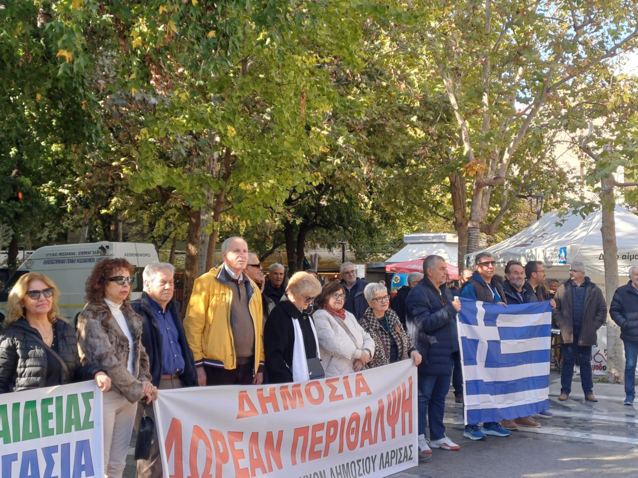 Απάντηση στην αυαταρχικότητα της κυβέρνησης ε΄δωσαν σήμερα στην απεργιακή συγκέντρωση στην Ταχυδρομείου οι δημόσιοι υπάλληλοι