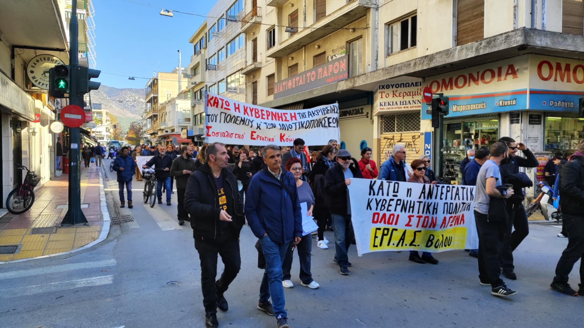 Μαζική συμμετοχή εργαζομένων στυην απεργιακή συγκέντρωση στον Βόλο (ΦΩΤΟ)