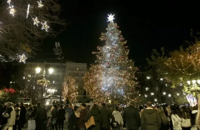 Φωταγωγήθηκε το χριστουγεννιάτικο δέντρο στην πλατεία Συντάγματος.(ΦΩΤΟ)