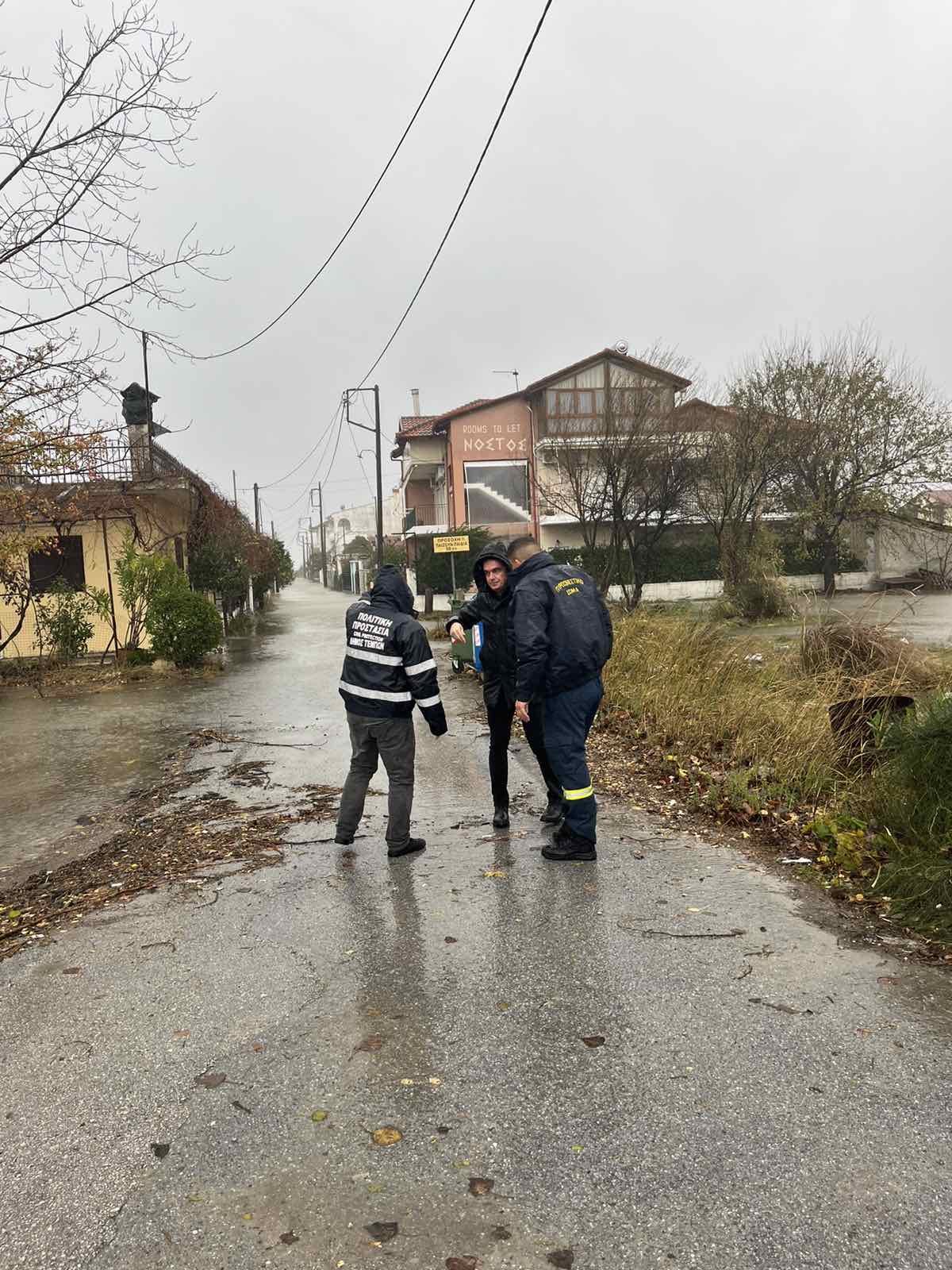 Βομβαρδισμένο τοπίο τα Μεσάγγλααπό την καοκιαρία Bora -πλημμυρισμένοι δρόμοι και σπίτια (ΦΩΤΟ)