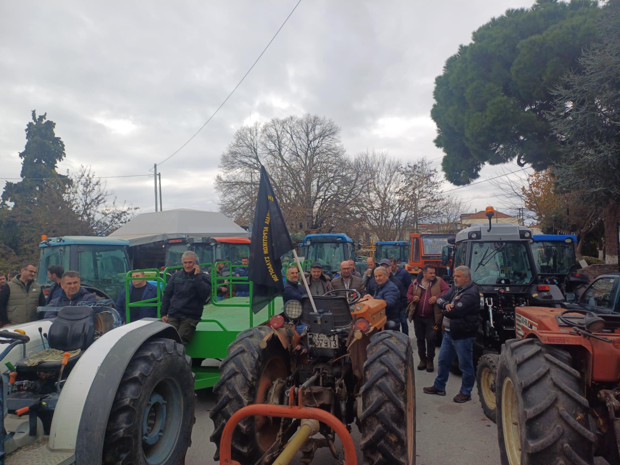 «Βούλιαξε» από τρακτέρ η Αγιά- συλλαλητήριο μηλοπαραγωγών και καστανοπαραγωγών (ΦΩΤΟ)