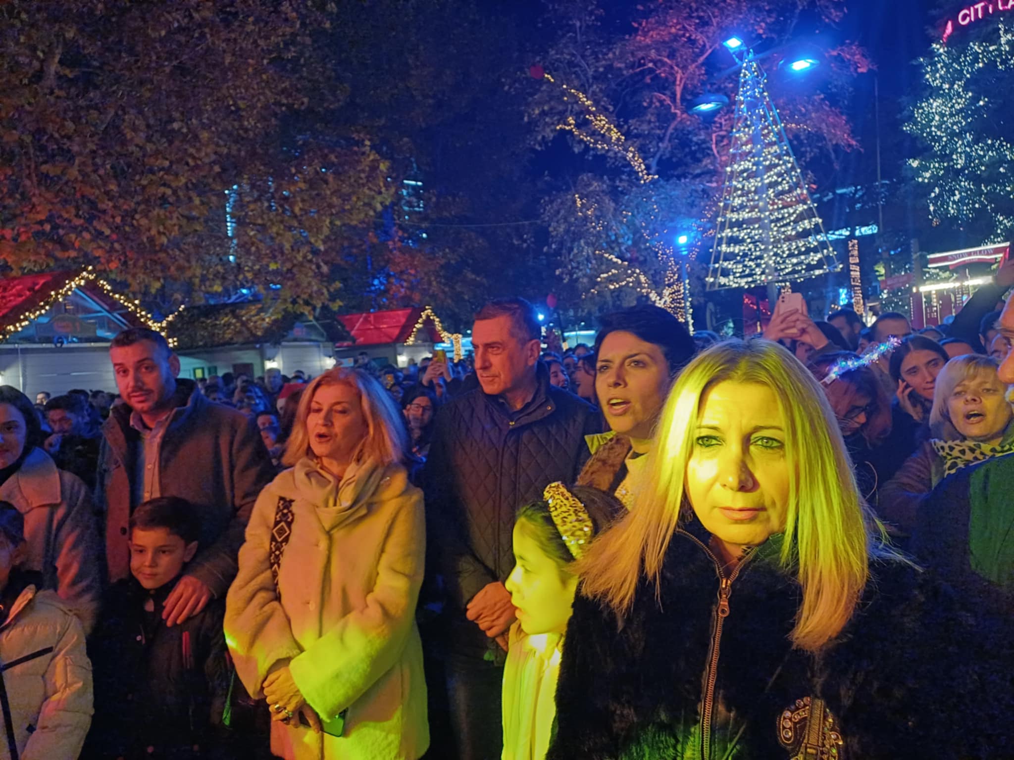 Η πιο λαμπερή στιγμή της χρονιάς - άναψε το χριστουγεννιάτικο δέντρο με Στέλιο Ρόκο η Λάρισα (ΦΩΤΟ)