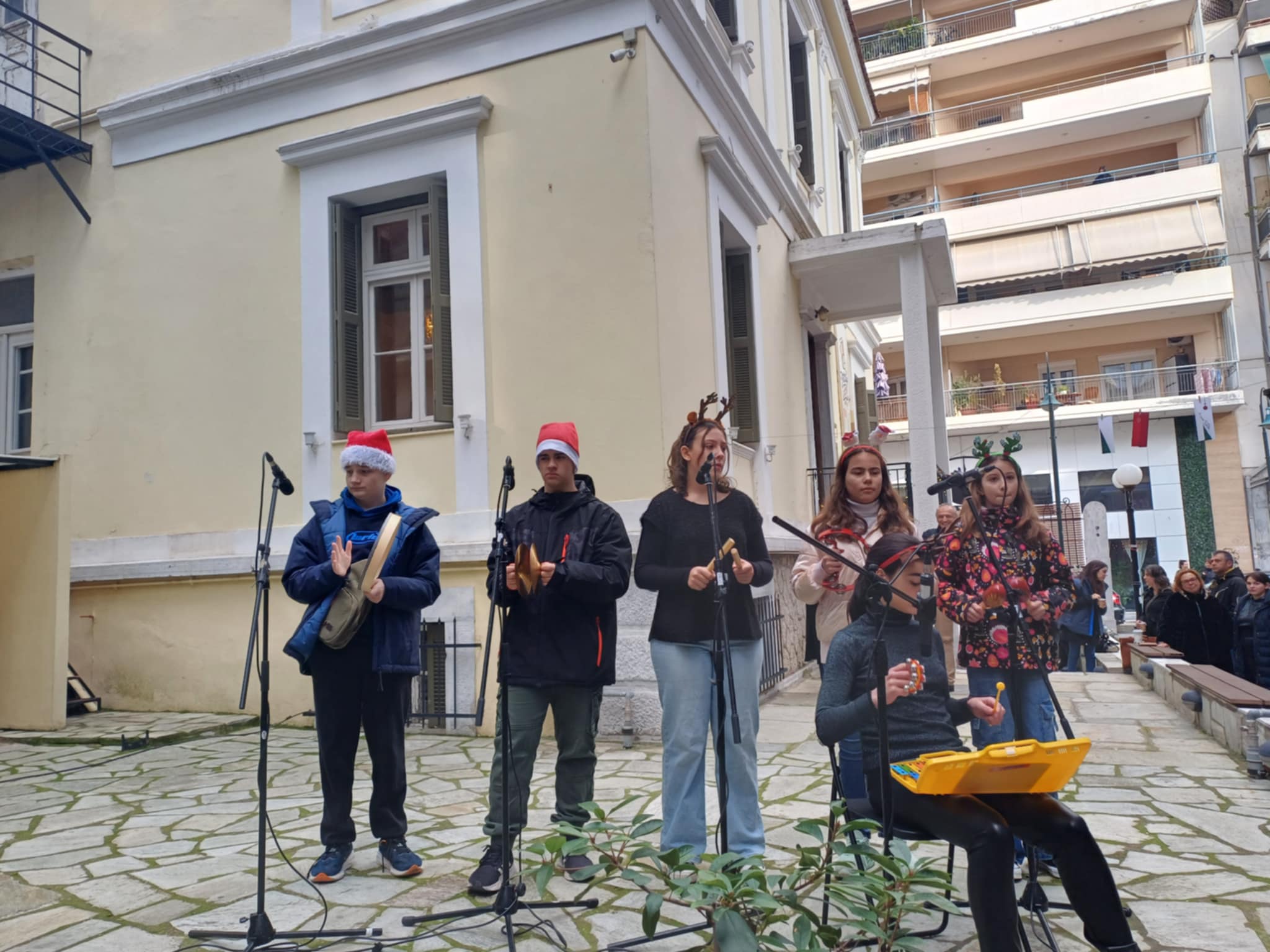 Έφεραν τα Χριστούγεννα νωρίτερα στη Λάρισα το Εργαστήρι Ζωής και το Κέντρο Πρόληψης του ΟΚΑΝΑ (ΦΩΤΟ+video)