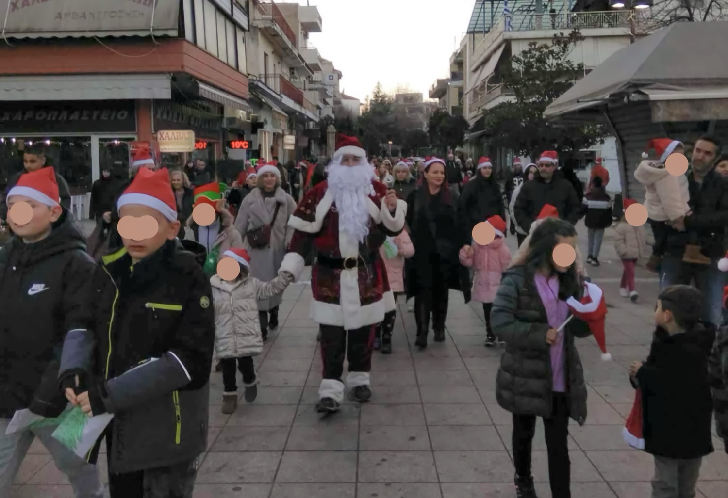 Γέμισε… Αγιοβασίληδες το κέντρο των Φαρσάλων για το «2ο Santa Walk Farsala»