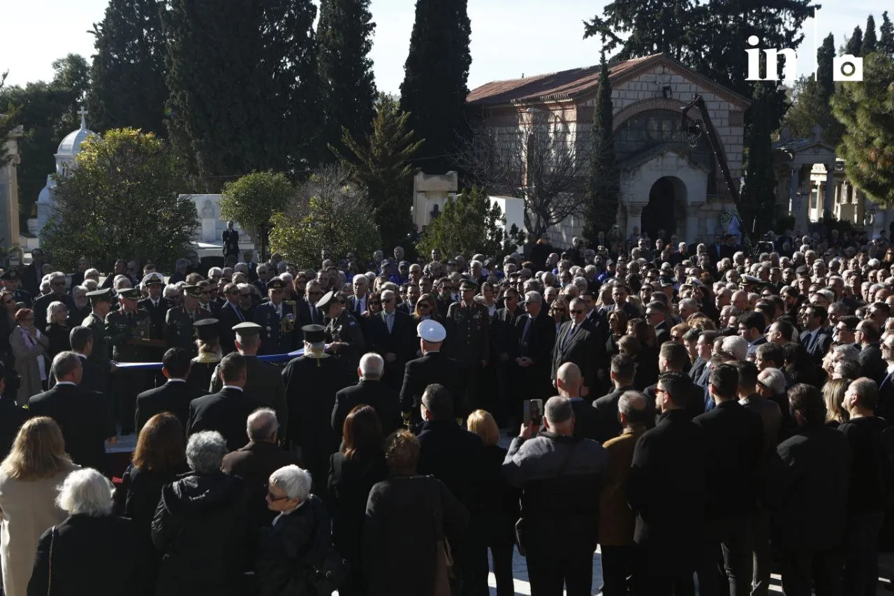 Ύστατο χαίρε στον Κώστα Σημίτη – Ολοκληρώθηκε η ταφή στο Α’ Νεκροταφείο