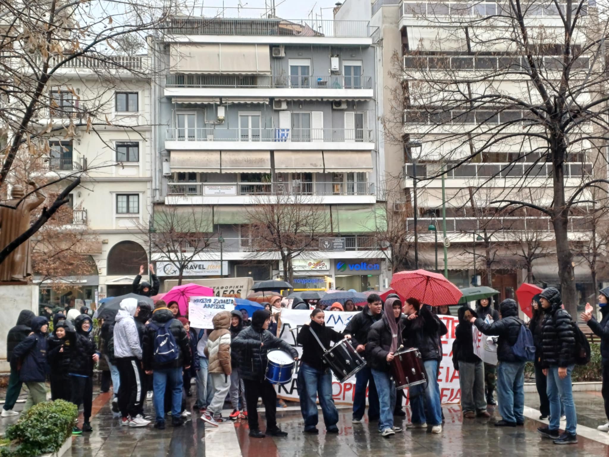 Πορεία διαμαρτυρίας μετά ...μουσικής και υπό βροχή από το Μουσικό Σχολείο Λάρισας (ΦΩΤΟ+video)