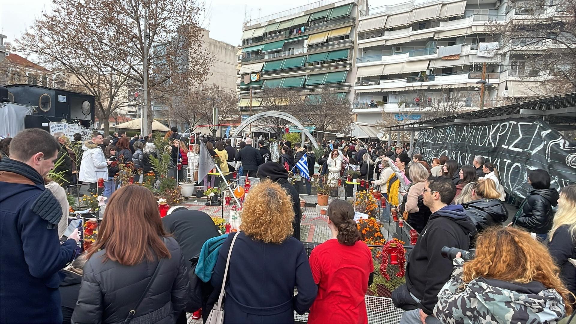 «Δεν έχω οξυγόνο -οχι στη συγκάλυψη» βροντοφ-ώαξαν χιλιάδες διαδηλωτε΄ς στην πορεία προς το σταθμό Λάρισας -ΦΩΤΟ)