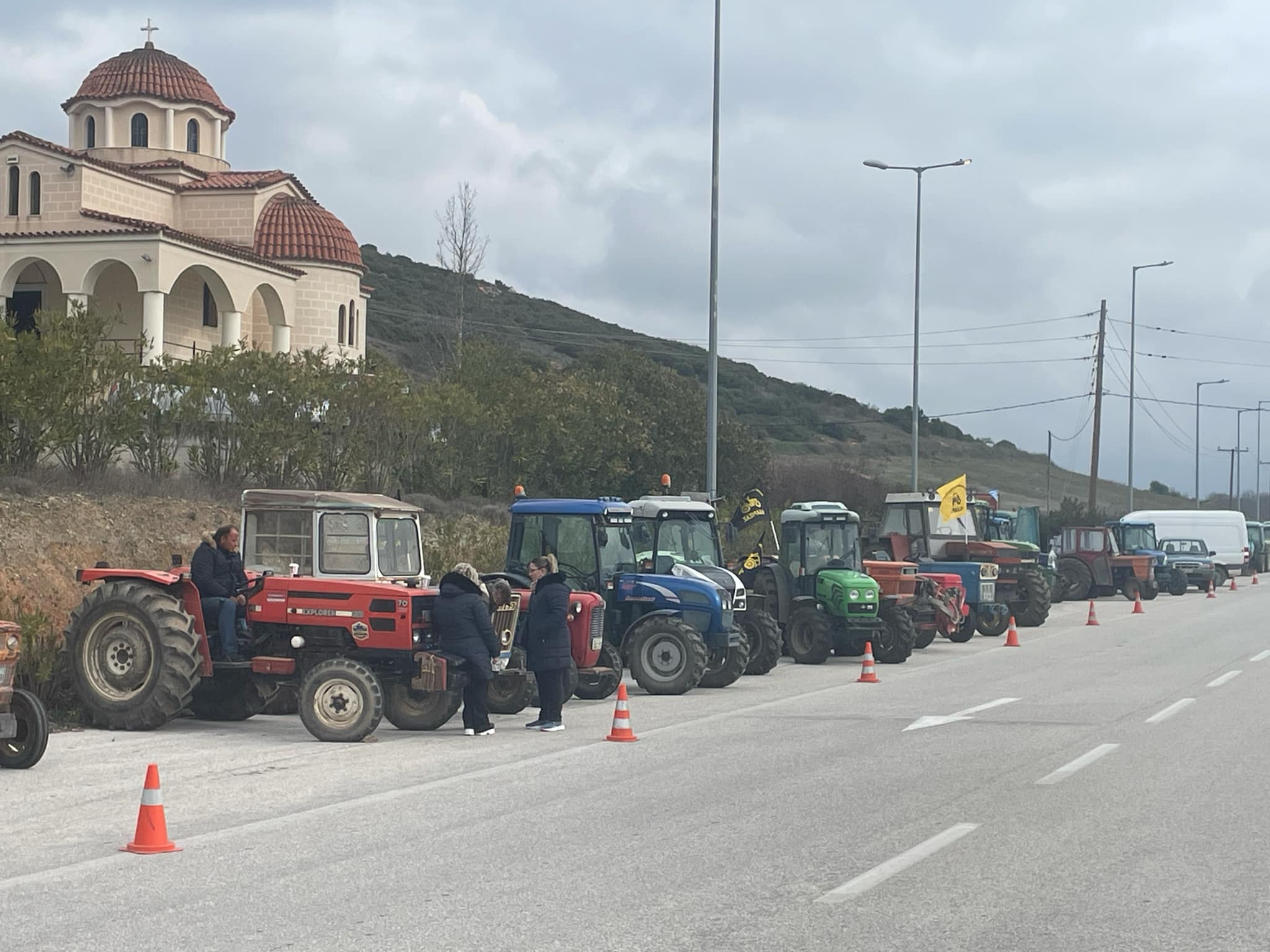 Κινητοποίηση από τους αγρότες της Αγιάς στο Γερακάρι- μοίρασαν μήλα στους οδηγούς (ΦΩΤΟ)