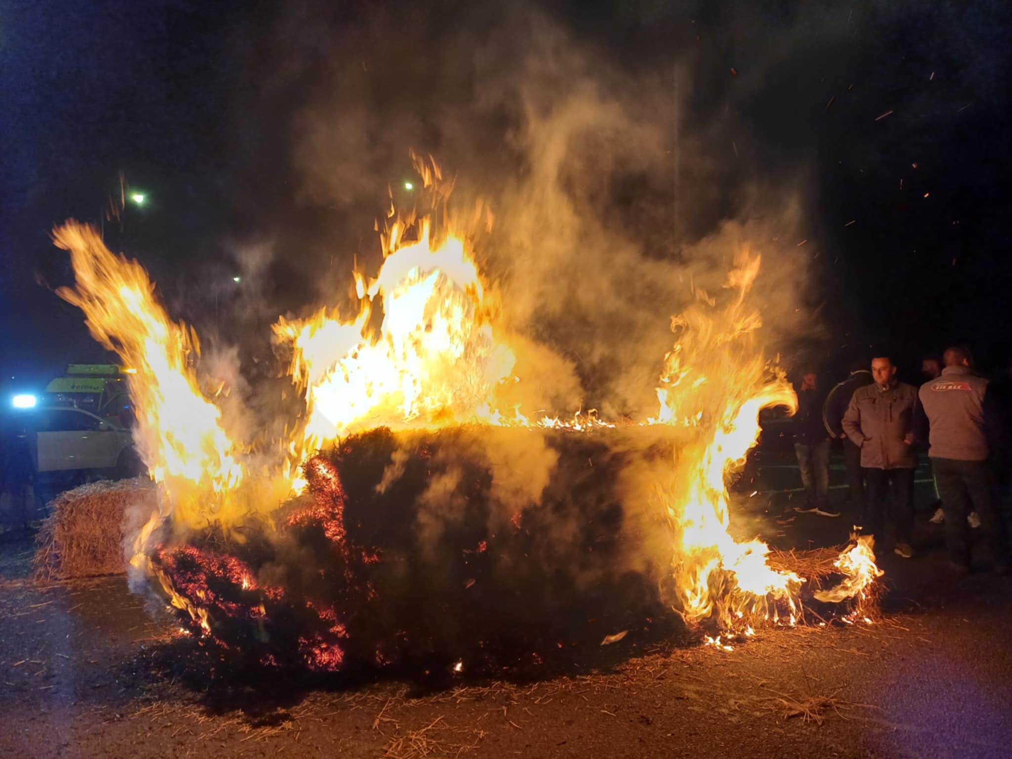 Σκληραίνουν τη στάση τους οι αγρότες στη Γυρτώνη- άναψαν φωτιες σε αχυρόμπαλες (ΦΩΤΟ+video)