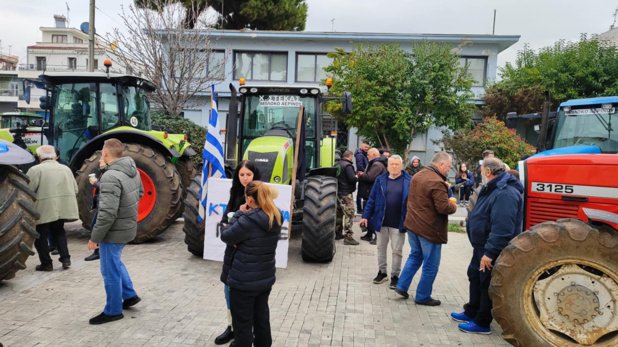 Αγρότες και κτηνοτρόφοι της Μαγνησίας ξενύχτησαν στη νομαρχία και οδεύουν προς Αποκεντρωμένη