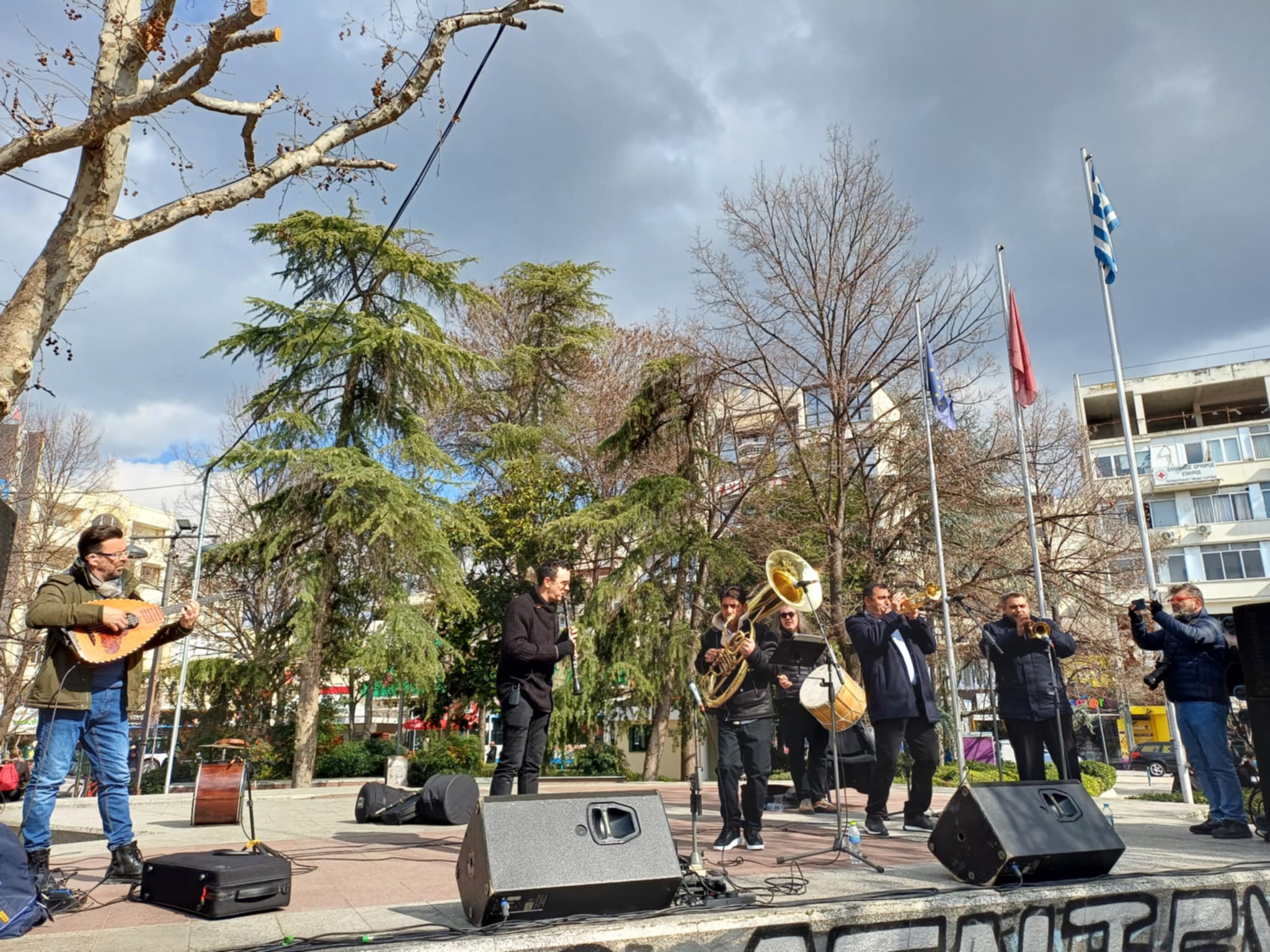 Τσίκνα , χάλκινα και χοροί κυκλωτικοί στην κεντρική πλατεία- άναψε το κέφι )ΦΩΤΟ+video)