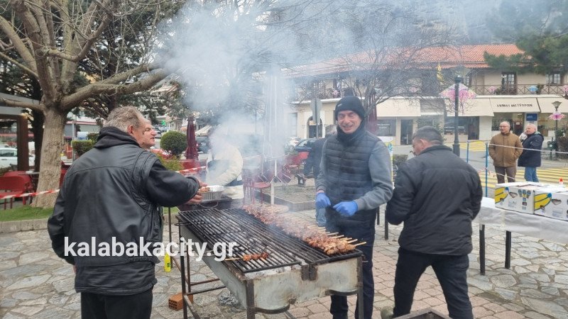 Tσικνοπέμπτη: Η μεγαλύτερη ψησταριά στήθηκε στην Καλαμπάκα -Έψησαν 10.000 σουβλάκια [εικόνες]