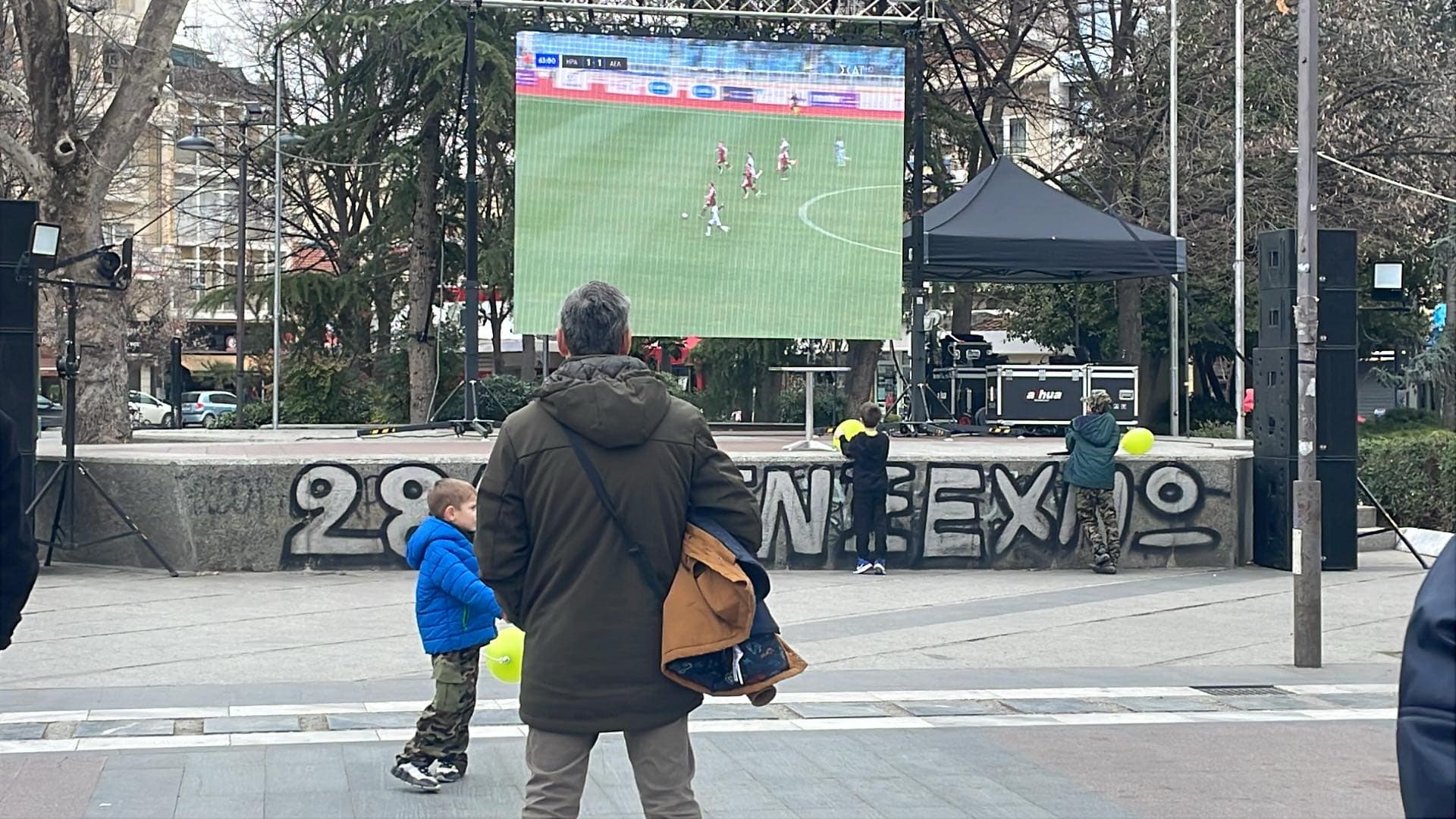 Γιγαντοοθόνη στην κεντρική πλατεία για το ματς της ΑΕΛ στη Θεσσαλονίκη με Ηρακλή (ΦΩΤΟ+video)