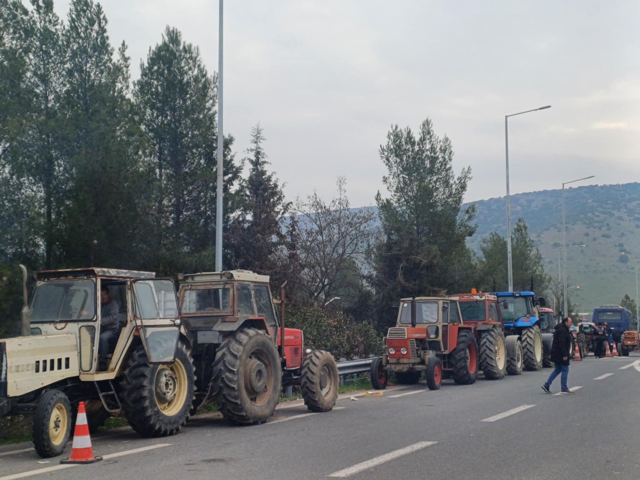 Αποχωρούν από το μπλόκο της Γυρτώνης οι αγρότες και δίνουν ραντεβού την Παρασκευή για τα Τέμπη (ΦΩΤΟ+video)