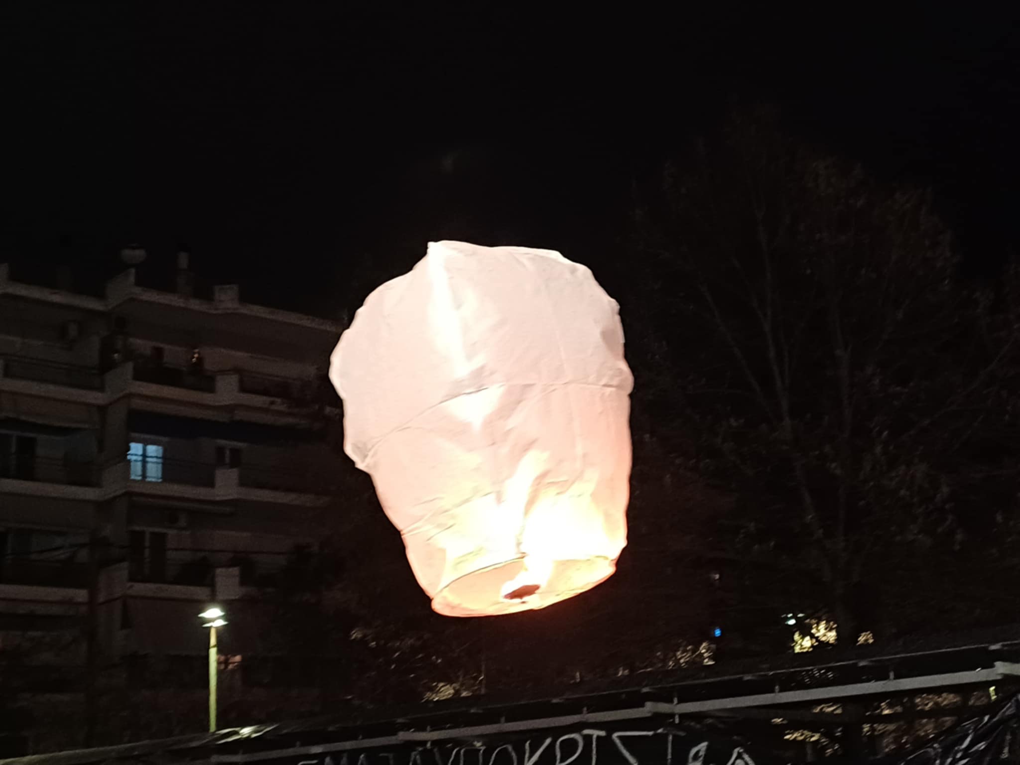 «Το έγκλημα στα Τέμπη δεν θα συγκαλυφθεί» φώναξαν φοιτητές της Λάρισας στην πλατεία ΟΣΕ-στον ουρανό 57 φαναράκια (ΦΩΤΟ+video)