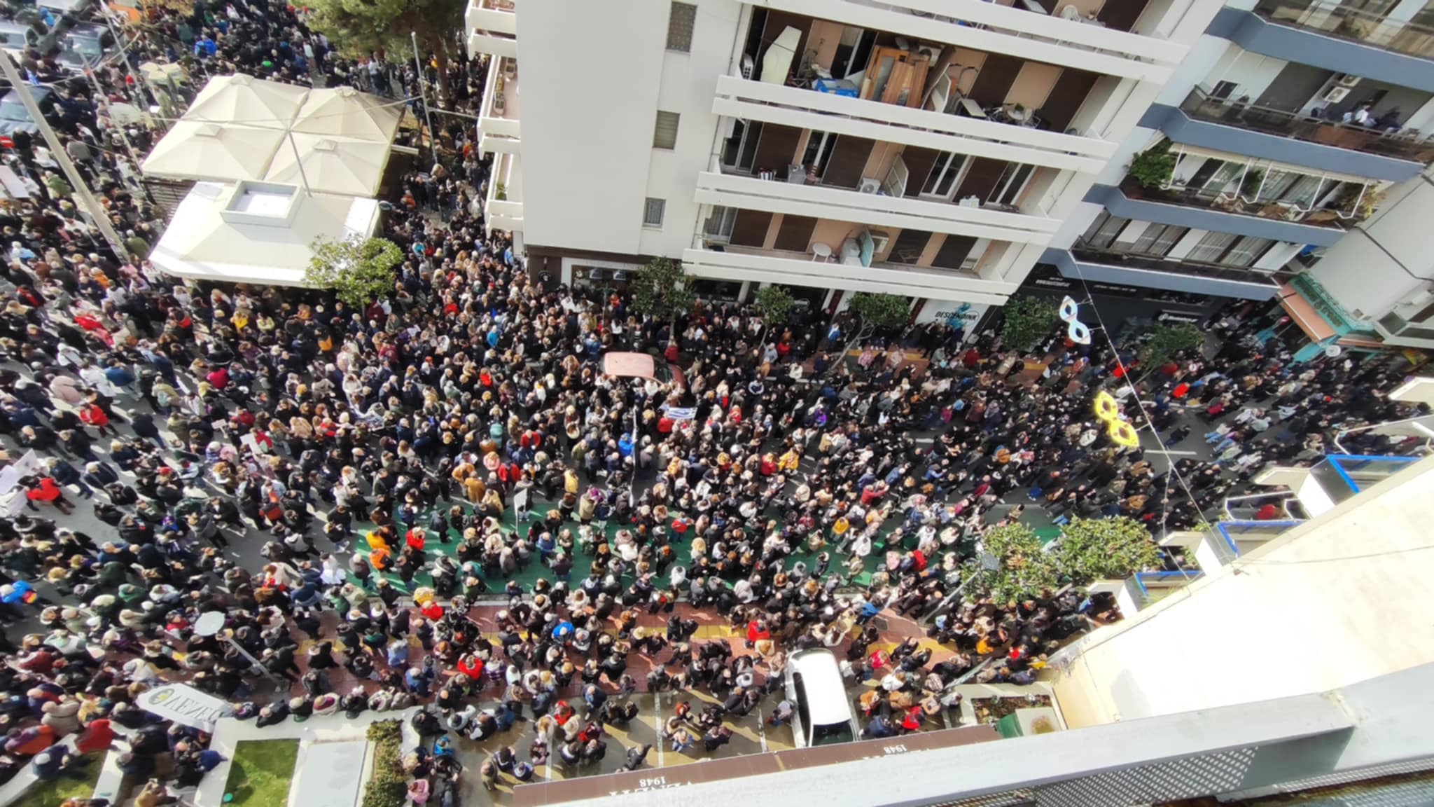 “Βούλιαξε” η παραλία του Βόλου από διαδηλωτές- Πάνδημο το αίτημα για δικαιοσύνη (ΦΩΤΟ)