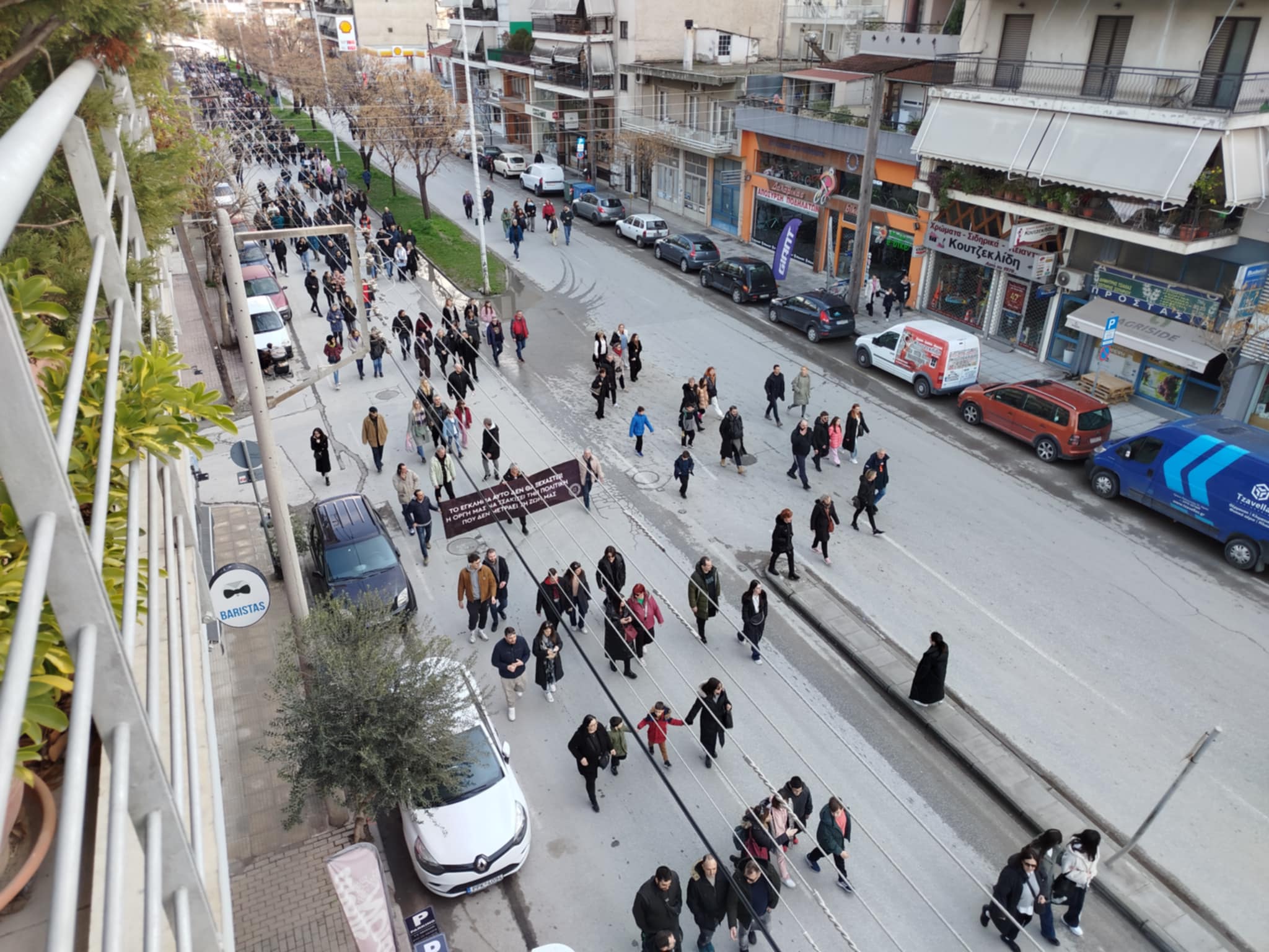 Βούλιαξε η Λάρισα: Ενωμένη ειρηνικά  τίμησε τους νεκρούς και τραυματίες των Τεμπών.-Μοναδικές εικόνες