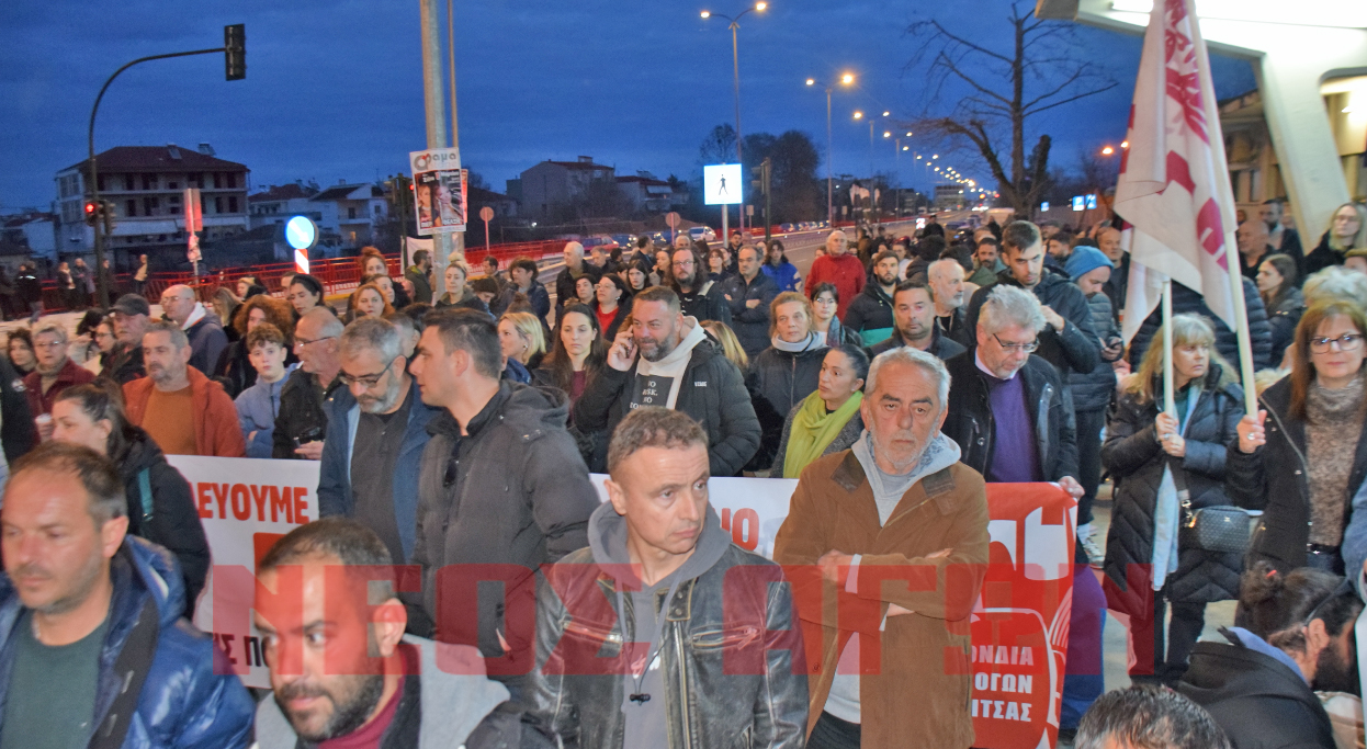 Πλακέτα για τα θύματα των Τεμπών τοποθέτησαν σωματεία και φορείς της Καρδίτσας - Μουσική διαμαρτυρία στη μνήμη τους (φωτο)