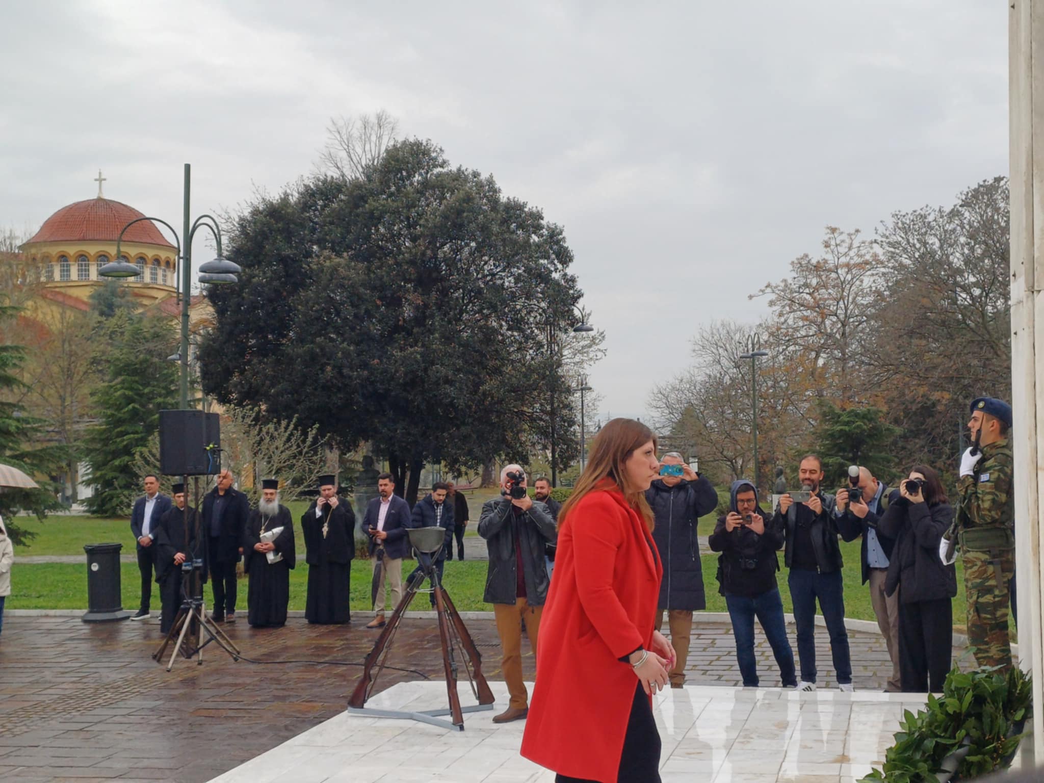 Κατάθεση στεφάνων υπό βροχή στο Ηρώο από τις αρχές και τη Ζωή Κωνσταντοπούλου(ΦΩΤΟ+video)