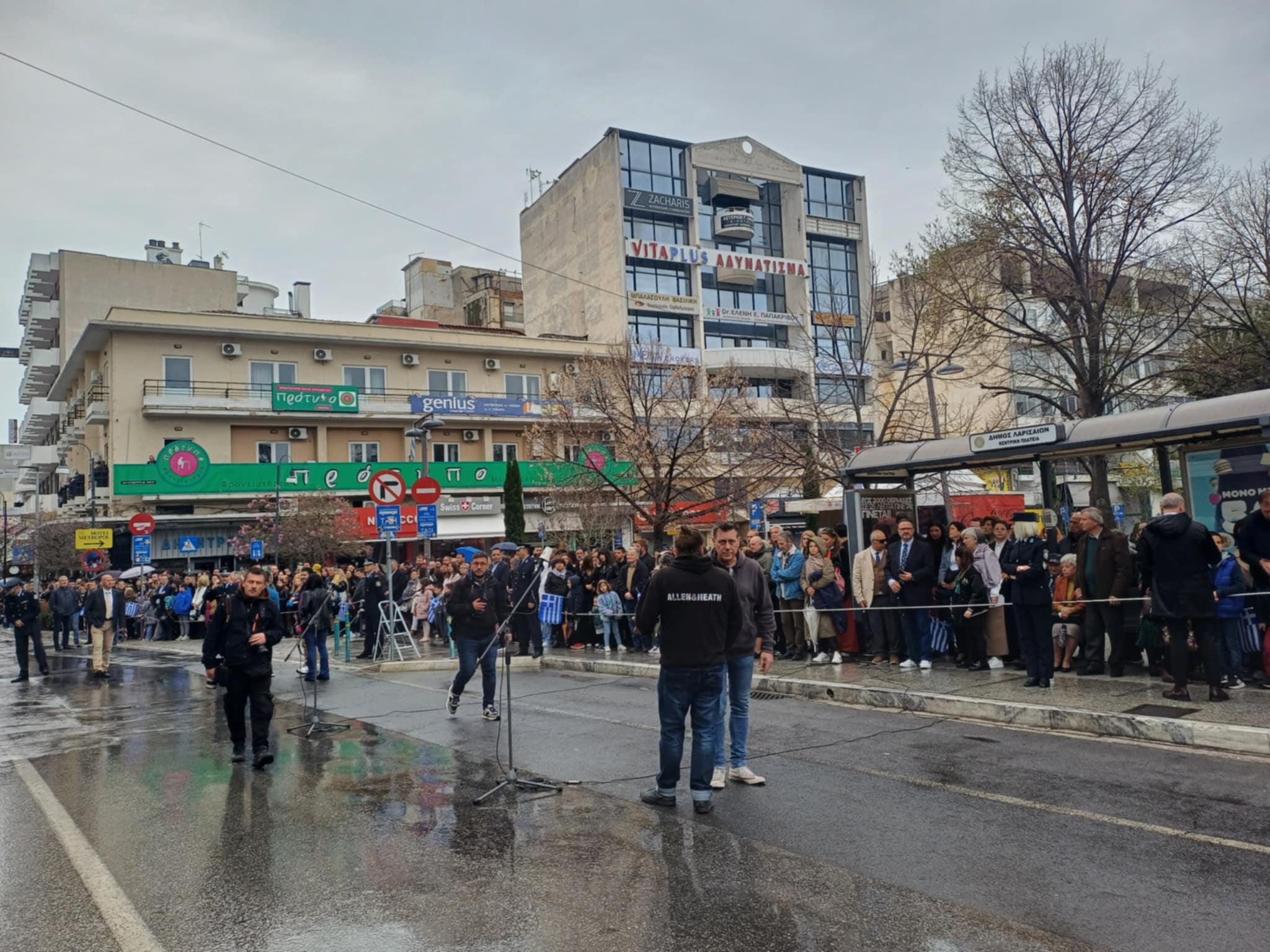 Υπό βροχή πλήθος κόσμου παρακολουθεί την παρέλαση στη Λάρισα (ΦΩΤΟ)