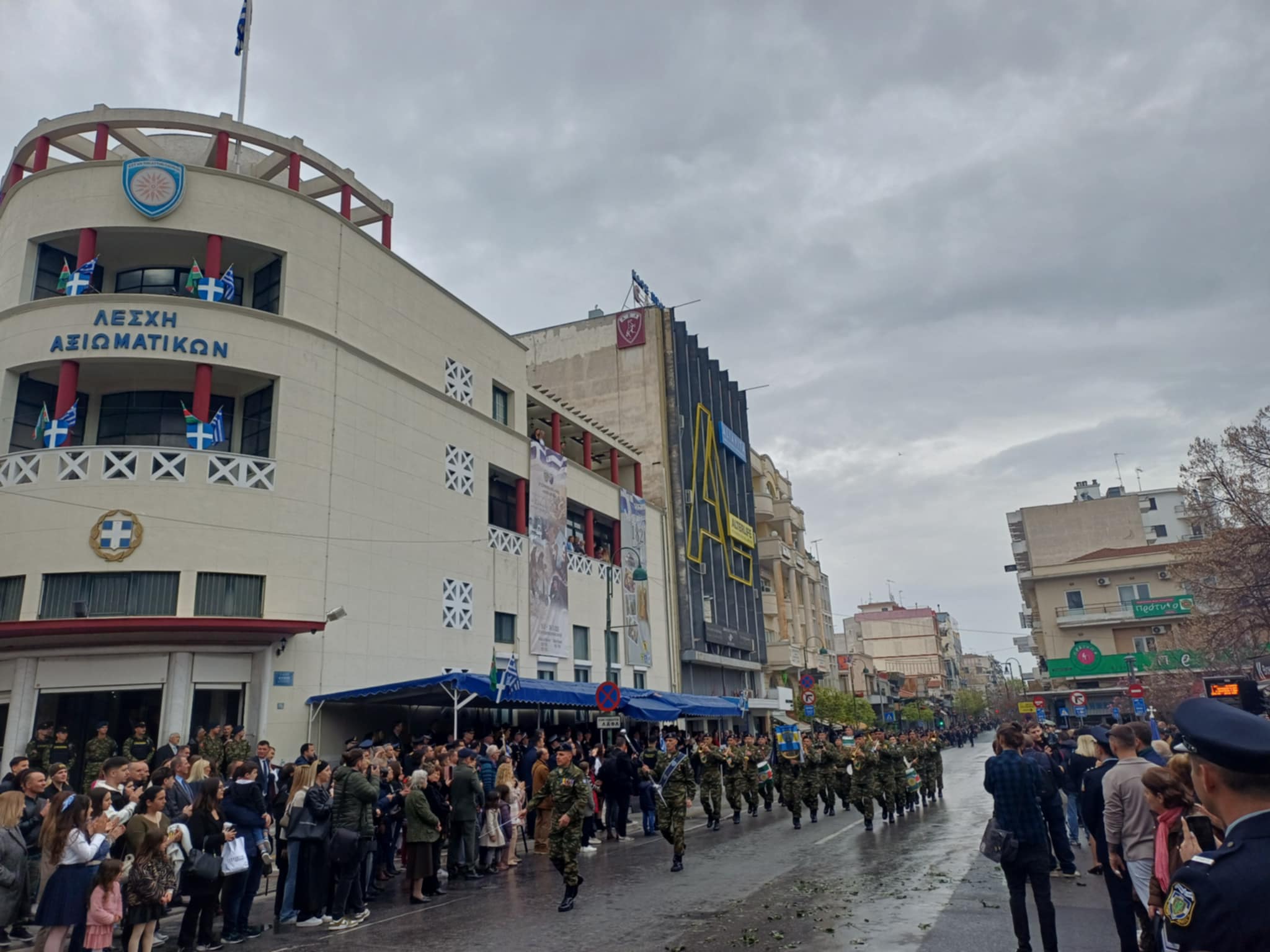 Φωτογραφικά κλικς από την παρέλαση, υπό βροχή στη Λάρισα (ΦΩΤΟ)