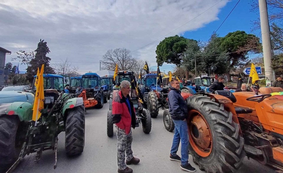 «Βούλιαξε» από τρακτερ και αγρότες η κεντρική πλατεία της Αγιάς-ογκώδες συλλαλητήριο (ΦΩΤΟ+video)