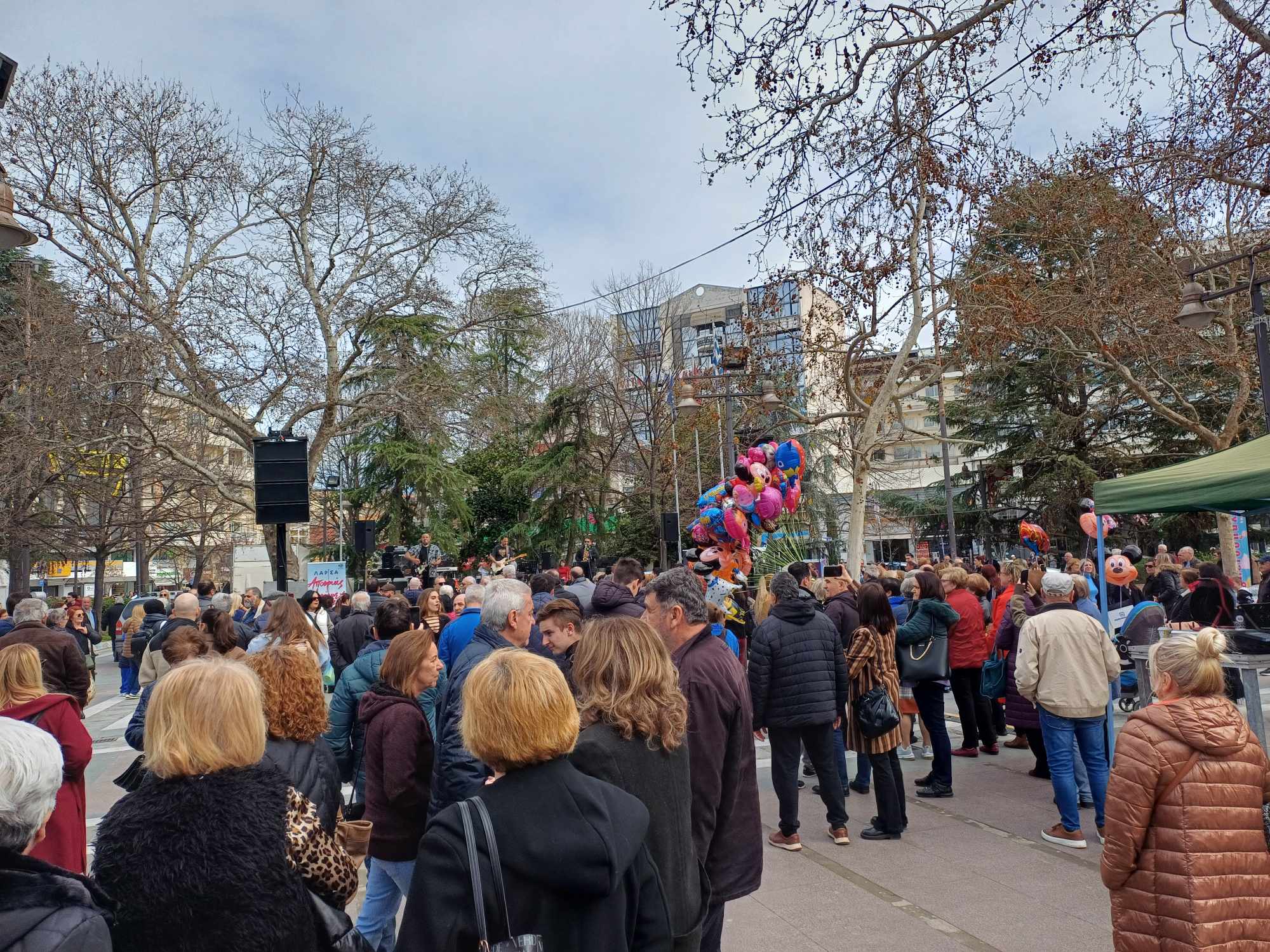 Ξεσήκωσε τους Λαρισαίους με τα τραγούδια και το...χιούμορ του ο Γιάννης Ζουγαννέλης (ΦΩΤΟ+video)