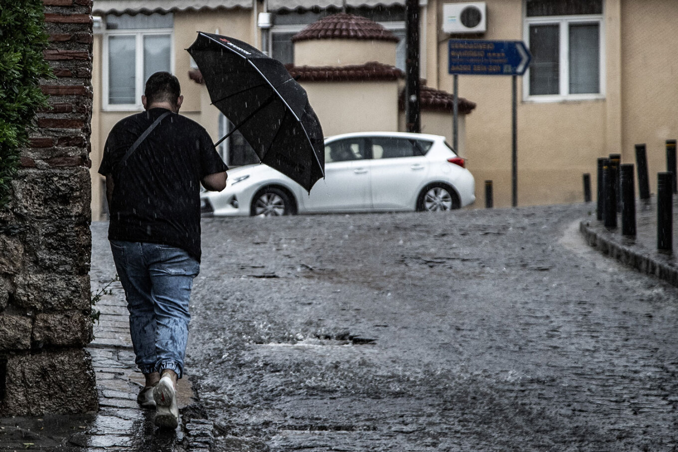 Σφοδρή κακοκαιρία έπληξε τη Θεσσαλονίκη-Χαλαζόπτωση και κεραυνοί στο κέντρο της πόλης