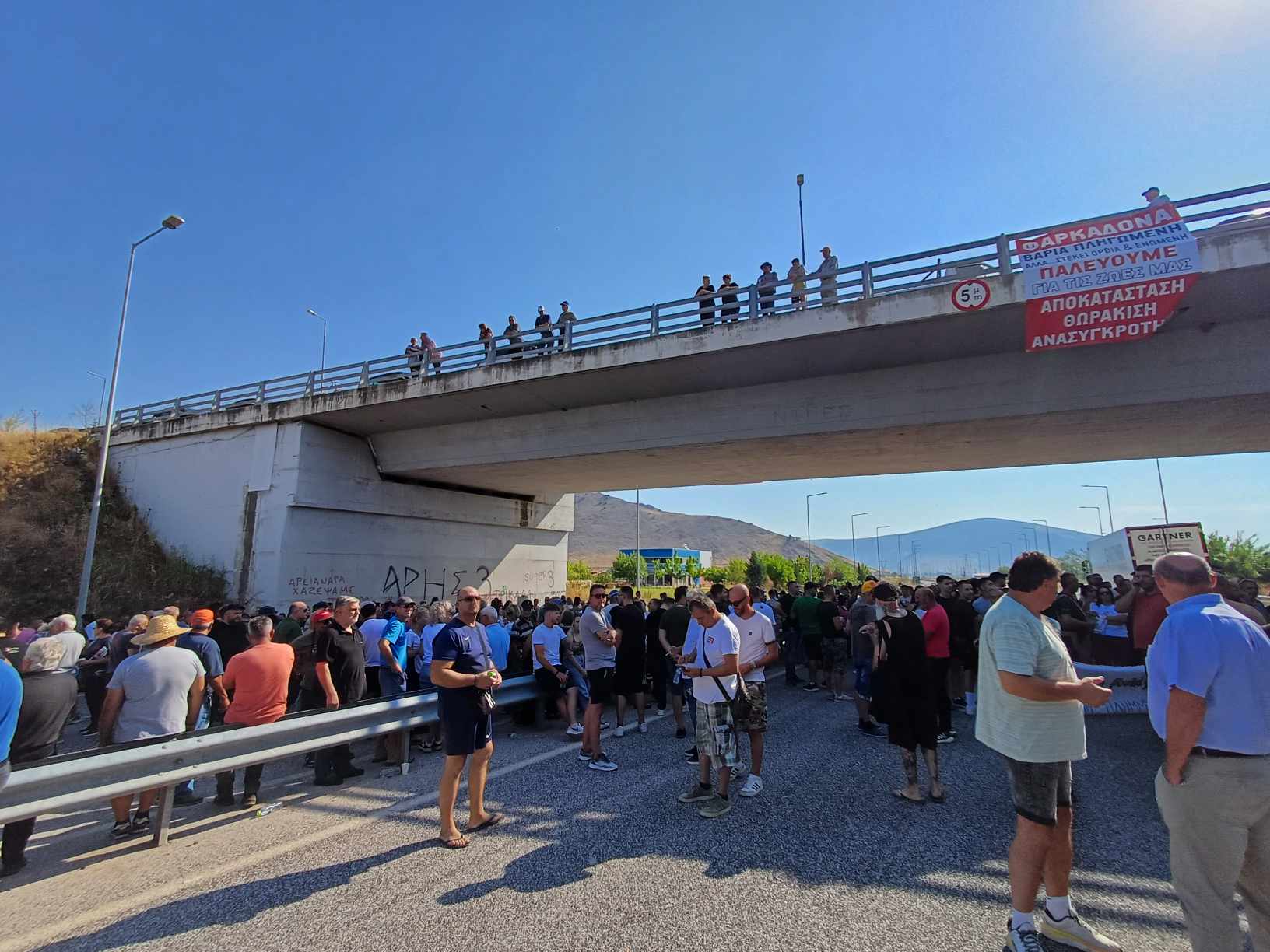 Απέκελισαν συμβολικά την ΕΟ Λα΄ρισας- Τρικάλων οι πλημμυροπαθείς της Φαρκαδόνας- ζητούν αποζημιώσεις, έργα (ΦΩΤΟ+video)