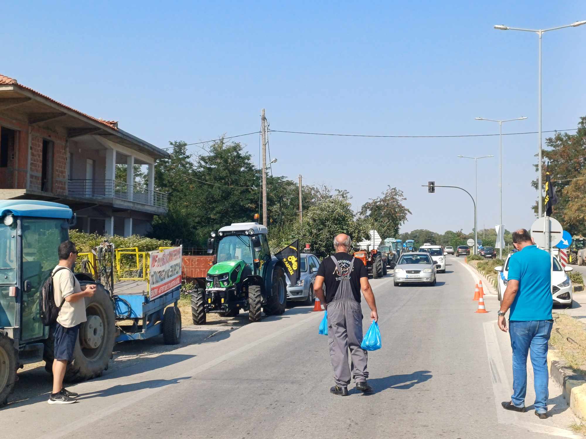 Εν μέσω καύσωνα έβγαλαν τρακτερ οι αγρότες στην είσοδο της Αγιάς και μοίρσαν μήλα στους επισκέπτες προς τα παράλια (ΦΩΤΟ+vide