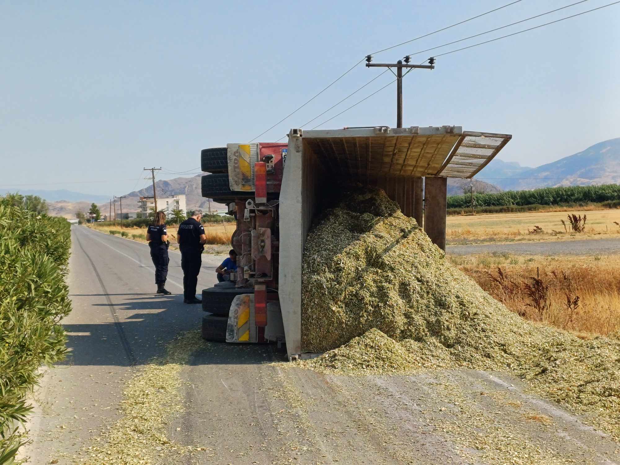 Αναστάτωση από φορτηγό με ζωοτροφές που ντελαπάρισε εξω από τη Λάρισα (ΦΩΤΟ)