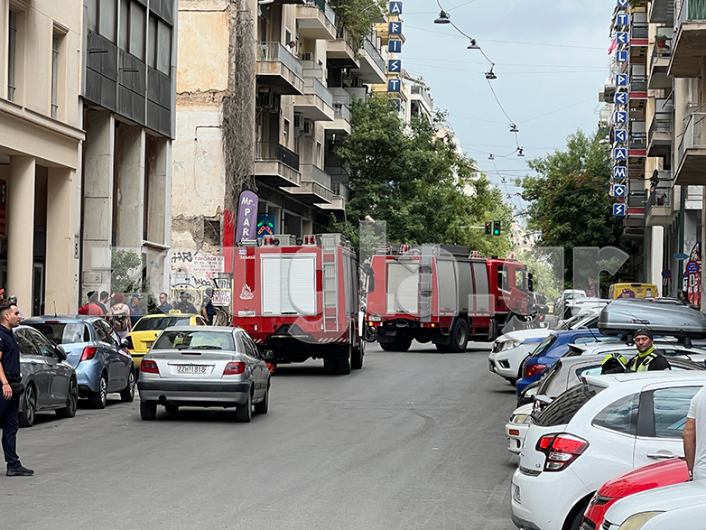 Άνδρας απειλεί να ανατινάξει τετράγωνο στην Αχαρνών - Έχει βγει σε μπαλκόνι και κρατάει μπουκάλα υγραερίου