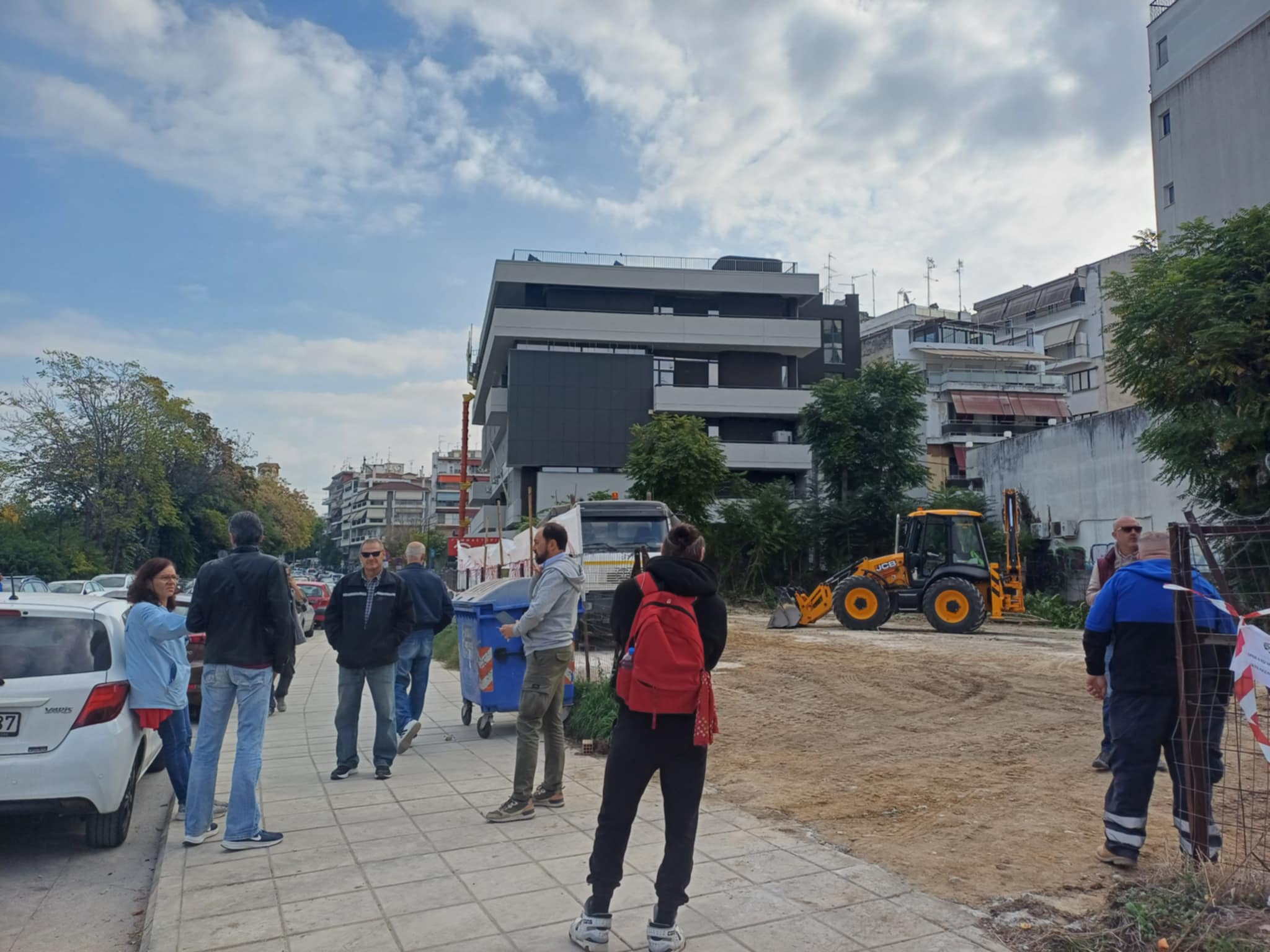 ¨ενταση το πρωί στη Λάρισα: Μέλη του Εργατικού Κέντρου εμπόδισαν μηχανήματα στο πάρκιγκ της Καλλιθέας (ΦΩΤΟ)