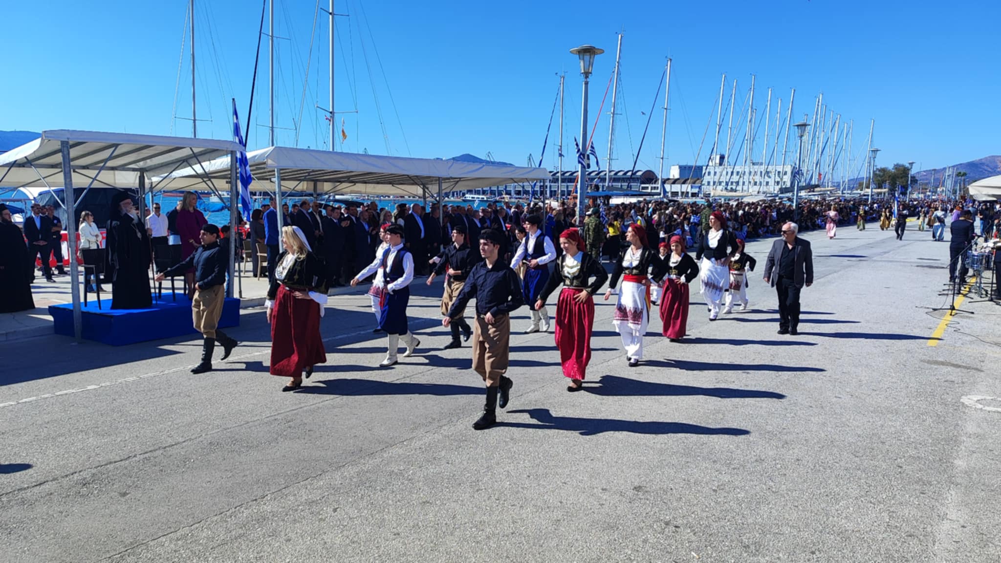 Πλήθος κόσμου στην παρέλαση του Βόλου στην παραλία (ΦΩΤΟ