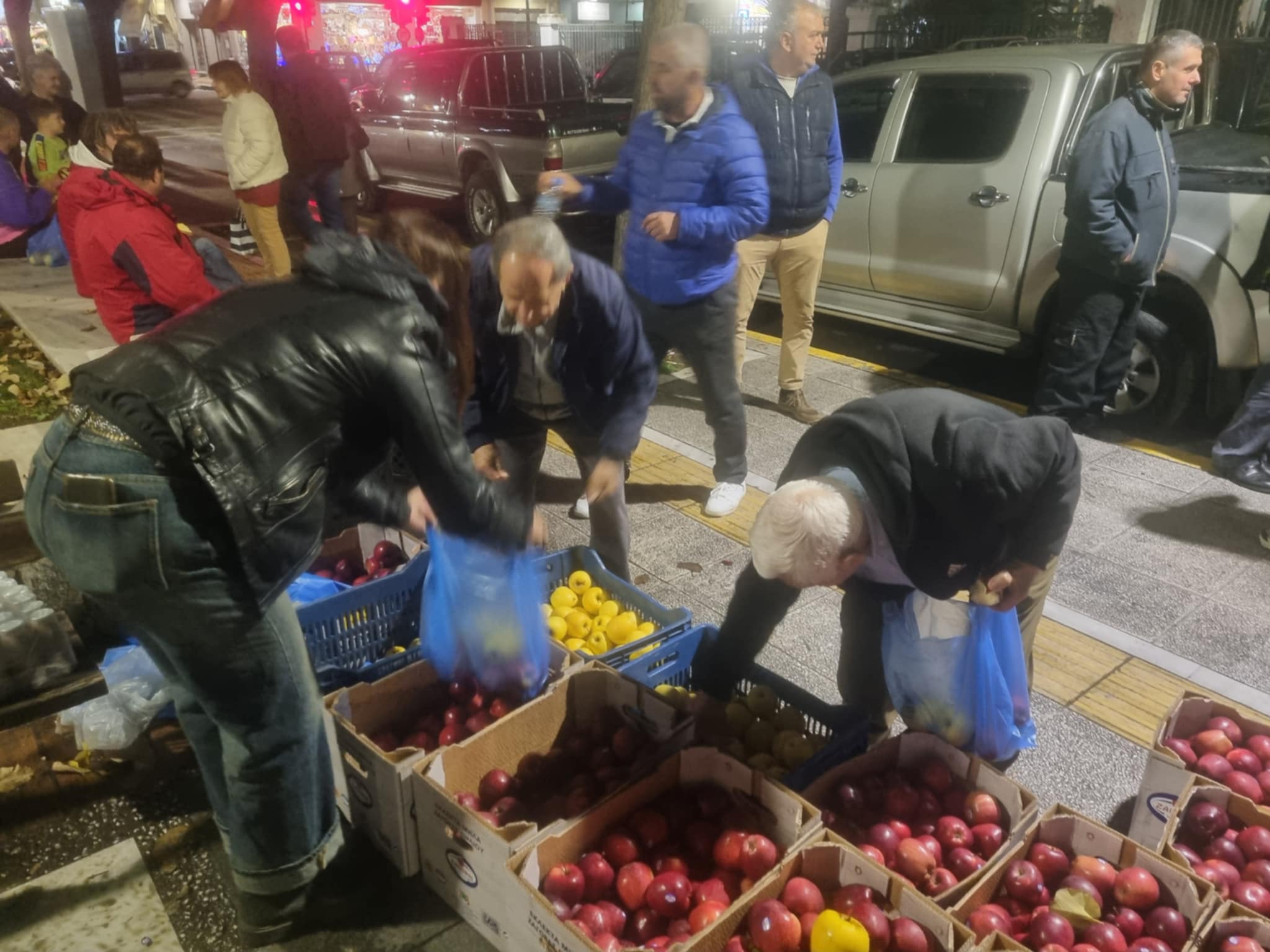 Μηχανοκίνητη πορεία διμαρτυρίας αγροτών στο Βόλο και προσφορά μήλων που έγιναν ανάρπαστα..(ΦΩΤΟ)