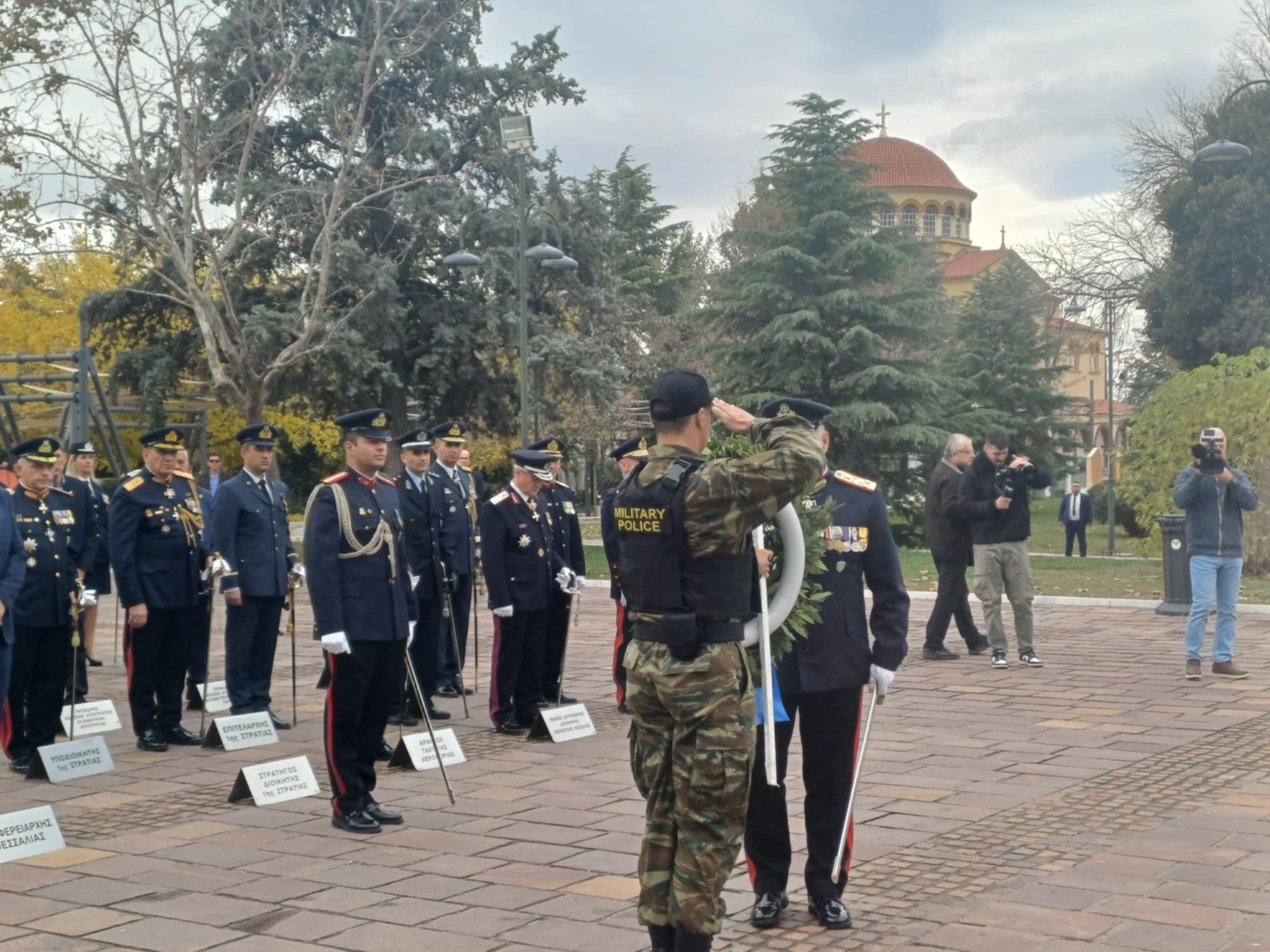 Δοξολογία στον Άγιο Αχίλλιο και κατάθεση στεφάνων στο Ηρώο για την ημέρα των Ενόπλων Δυνάμεων στη Λάρισα (ΦΩΤΟ)