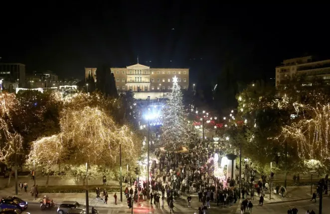 Φωταγωγήθηκε το χριστουγεννιάτικο δέντρο στην πλατεία Συντάγματος.(ΦΩΤΟ)