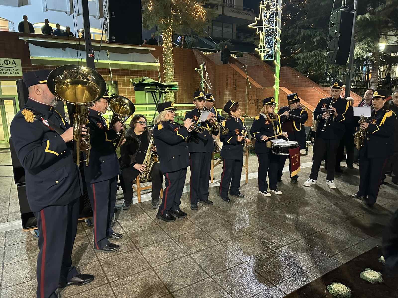 Πλήθος κόσμου στο άναμμα του Χριστουγεννιάτικου δέντρου στα Φάρσαλα (ΦΩΤΟ)