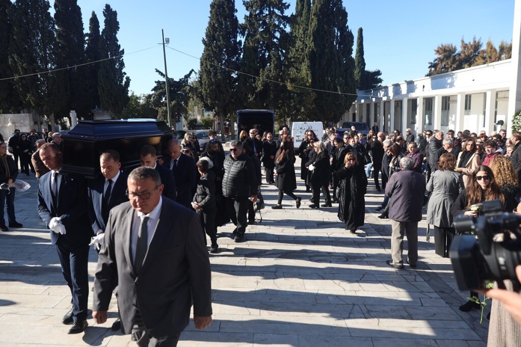 Σε κλίμα οδύνης στο Α’ Κοιμητήριο Αθηνών πραγματοποιήθηκε σήμερα η κηδεία του ηθοποιού Δημήτρη Ήμελλου