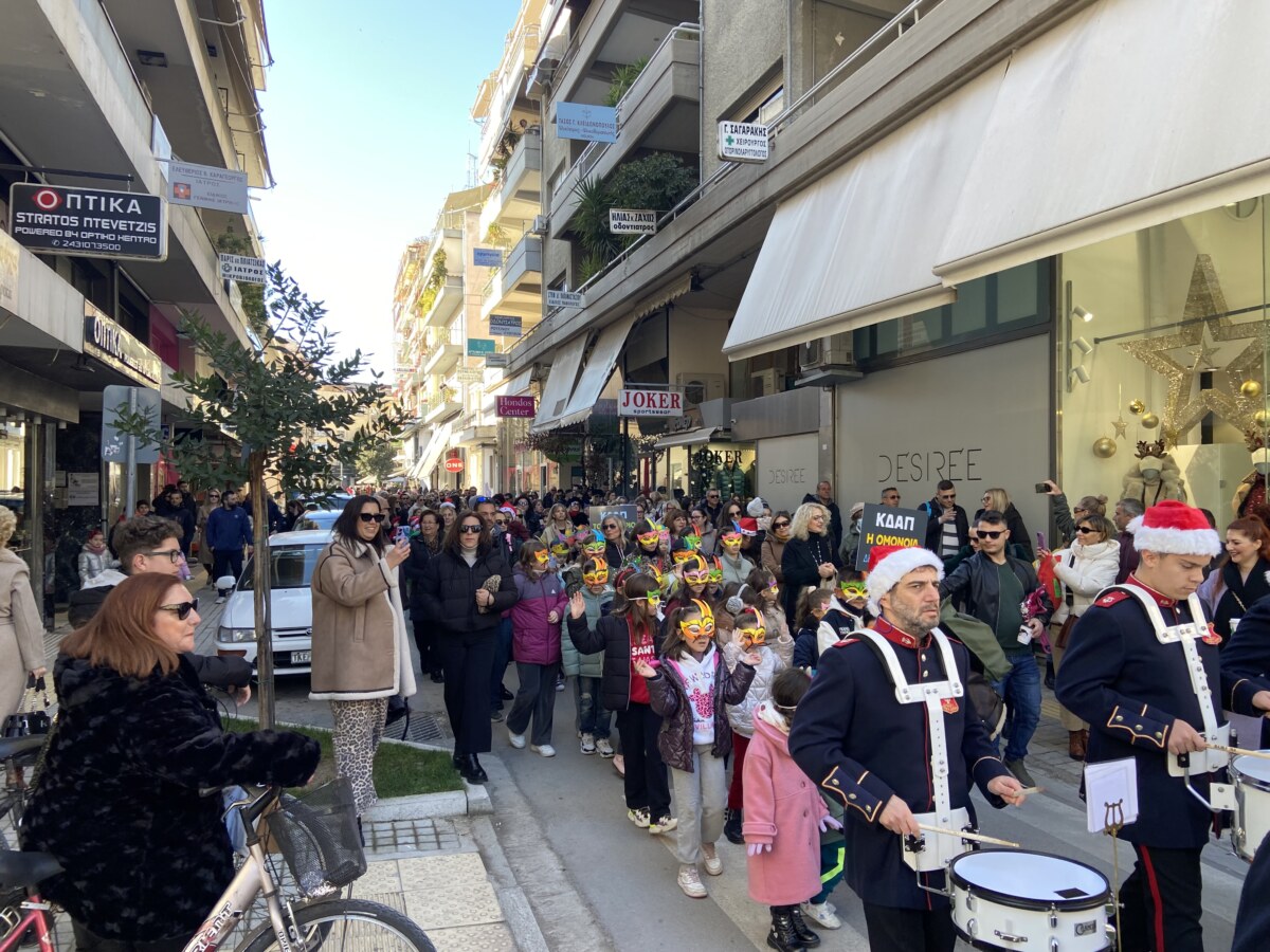 Τρίκαλα: Χριστουγεννιάτικη παρέλαση στην πρωτεύουσα των Χριστουγέννων 