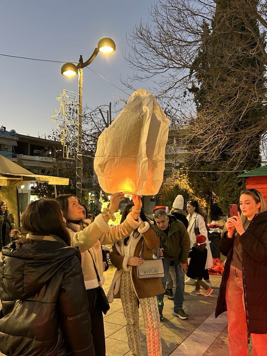 Γέμισε… Αγιοβασίληδες το κέντρο των Φαρσάλων για το «2ο Santa Walk Farsala»