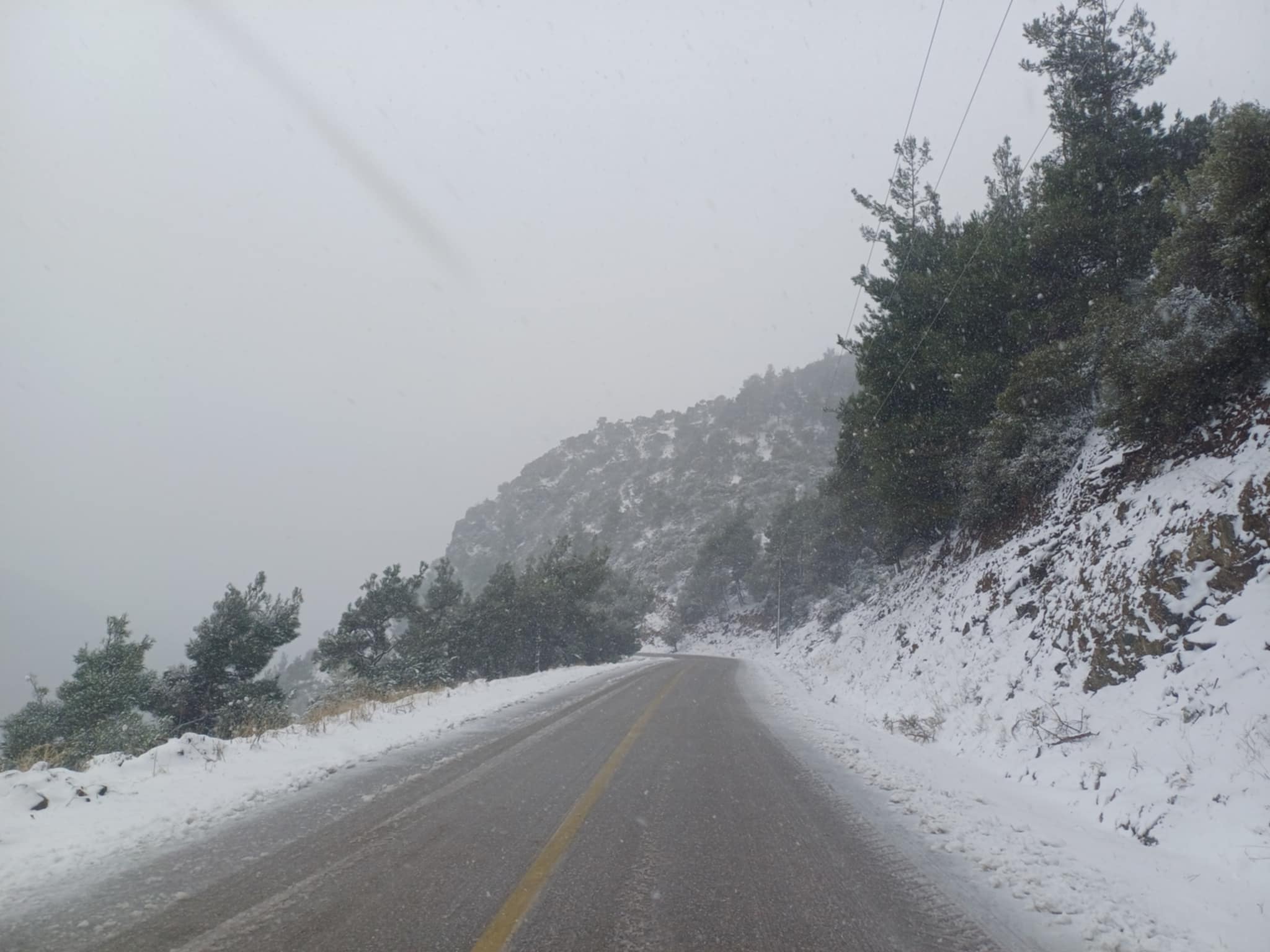 Συνεχίζεται η χιονόπτωση στον Κίσσαβο λίγο πάνω από το Συκούριο (ΦΩΤΟ)